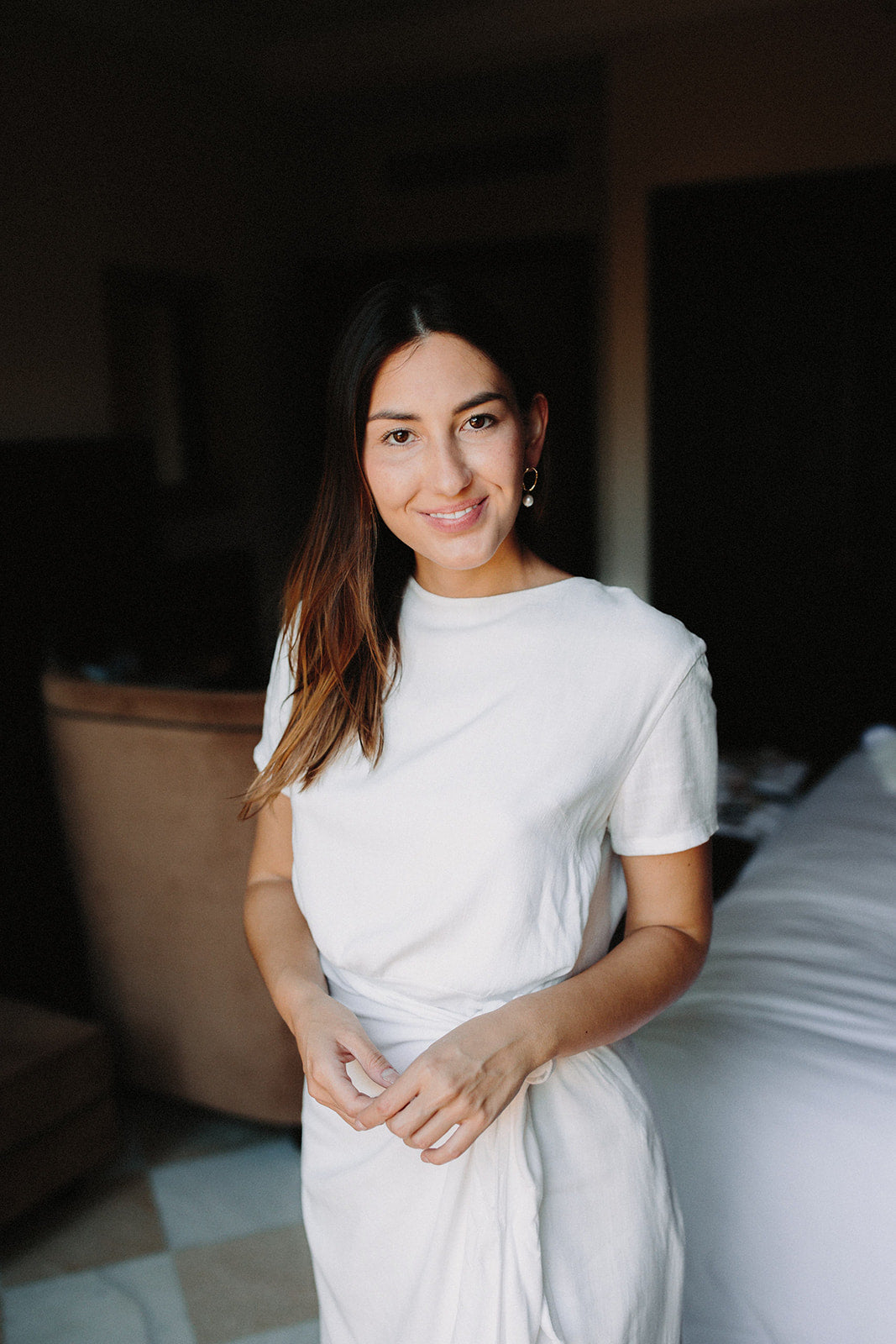 boucles d'oreilles minimaliste en forme de cercle imparfaite avec une perle naturelle portée par une mariée souriante