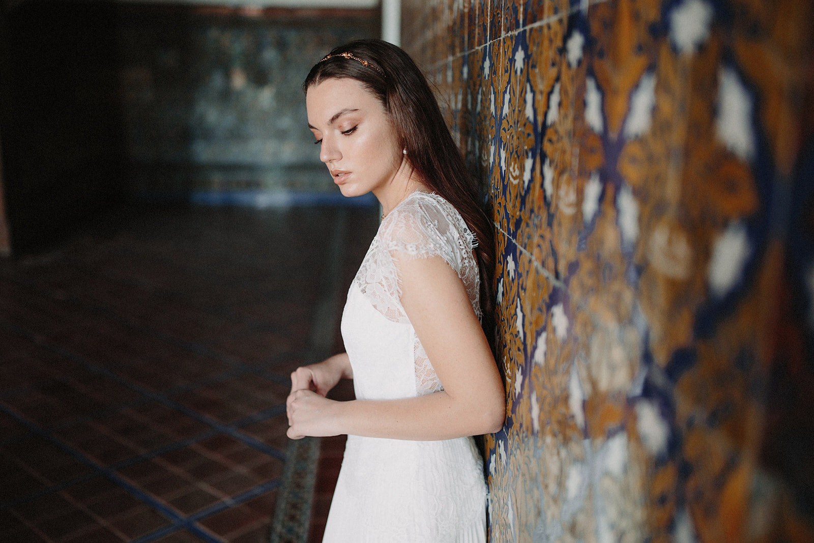 Mariée sur la place de Seville portant une robe au style bohème et une chaîne de cheveux à fleurs