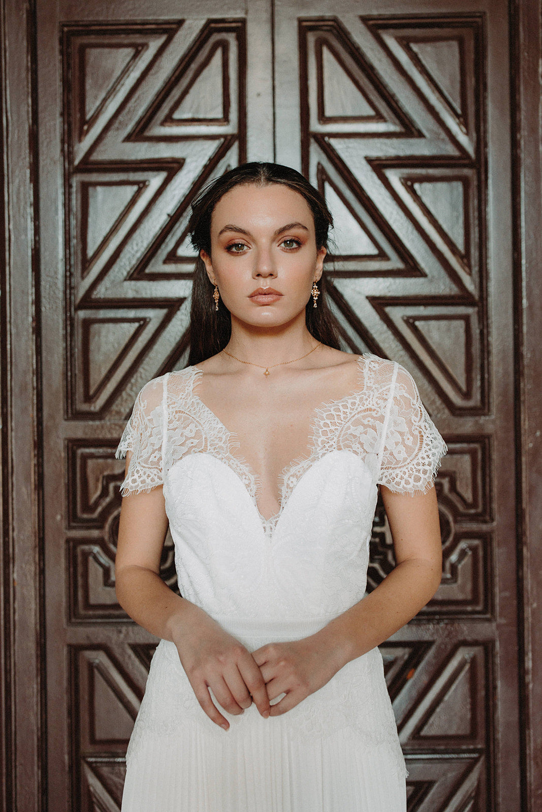 Femme avec boucles d'oreilles Atelier Lilac en or style baroque