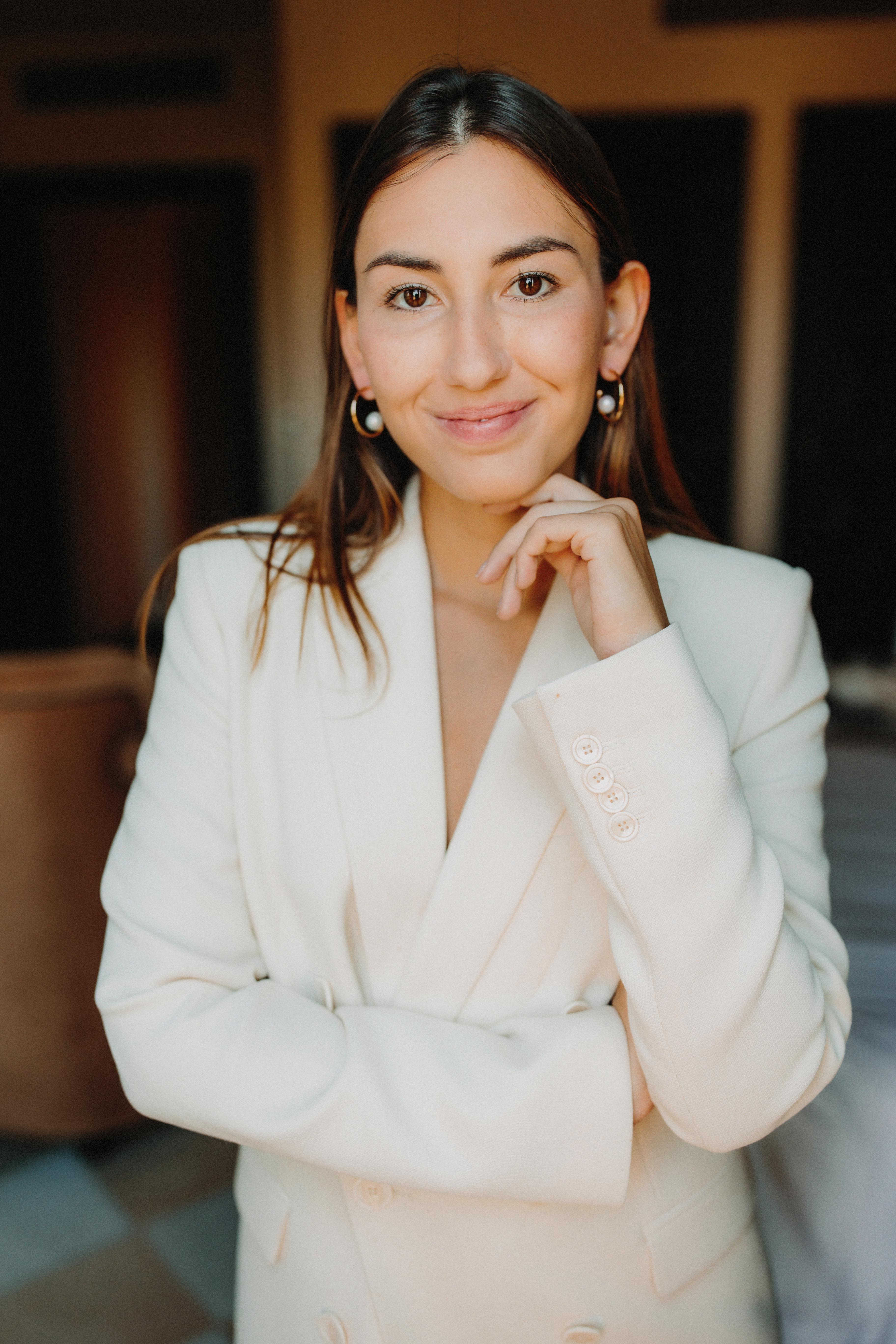 Mariée portant des boucles d'oreilles de mariage créoles dorées avec perle