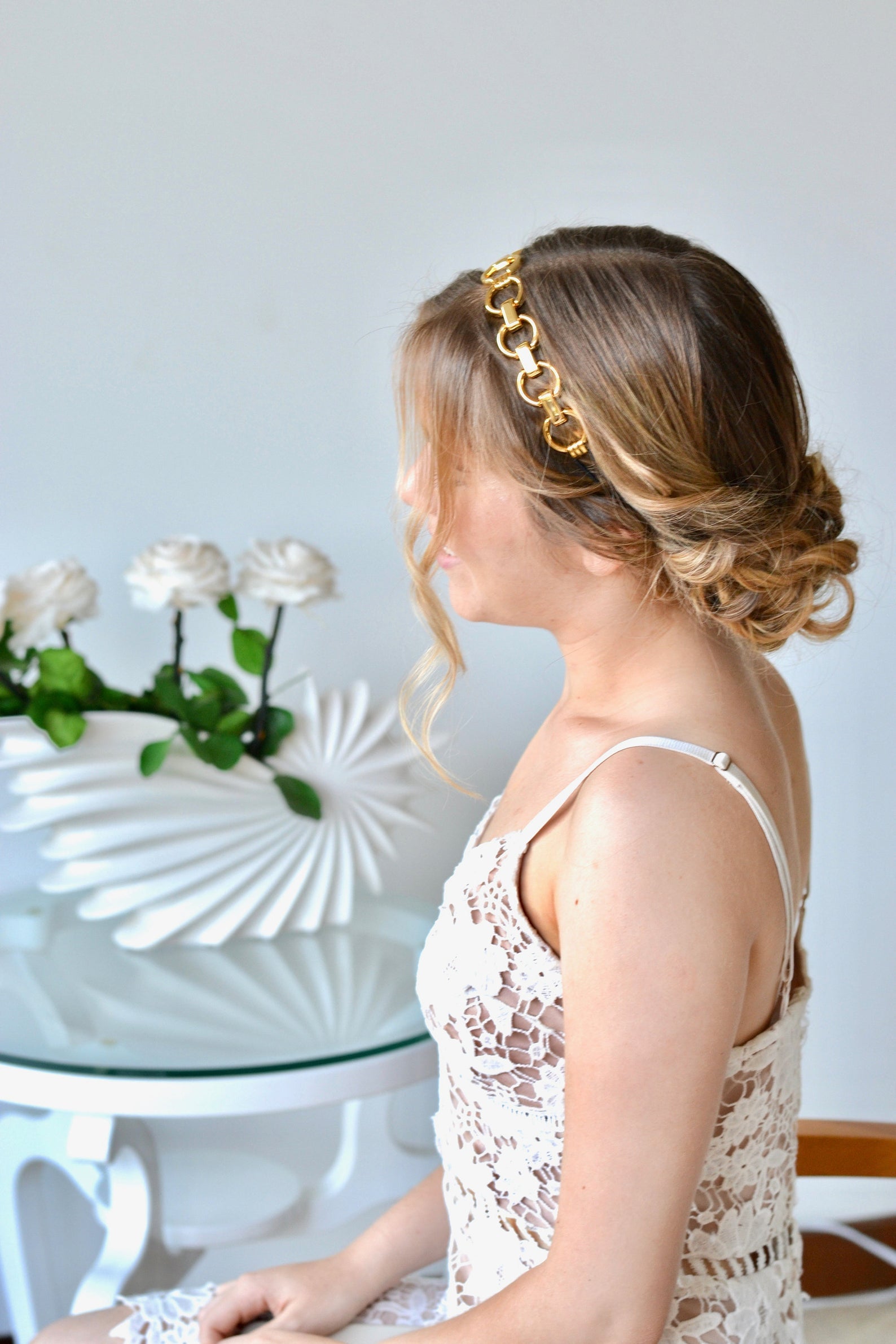 headband à grandes mailles portée par une mariée le jour de son mariage