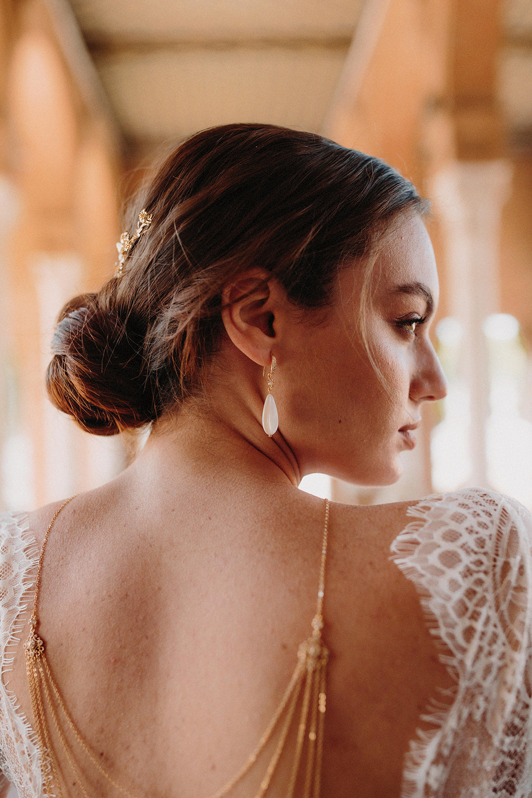 collier de dos romantique avec plusieurs étages de chaines en or et les boucles d'oreilles assorties