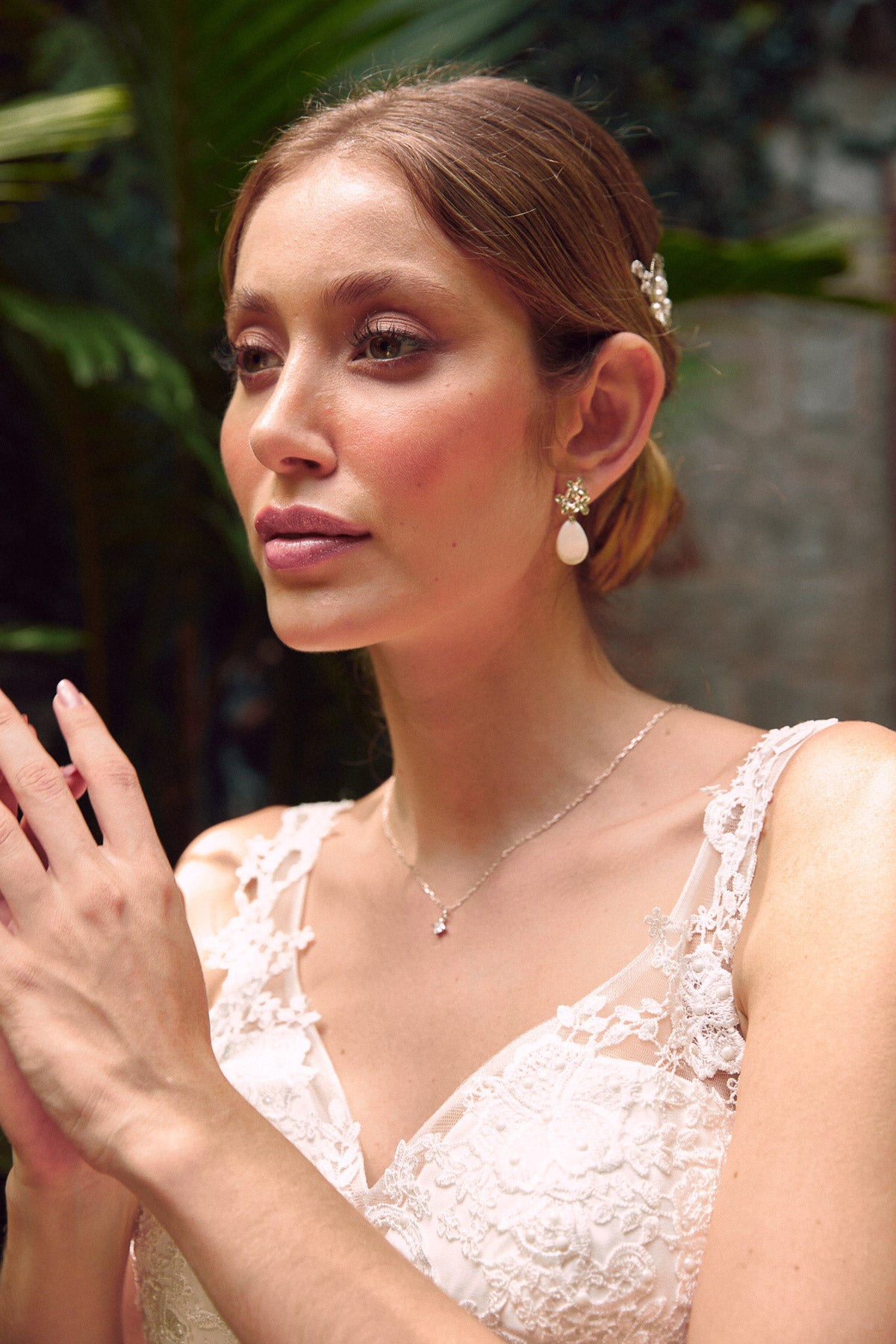 boucles d'oreilles mariage avec une pièce de nacre blanche et des fleurs en argent