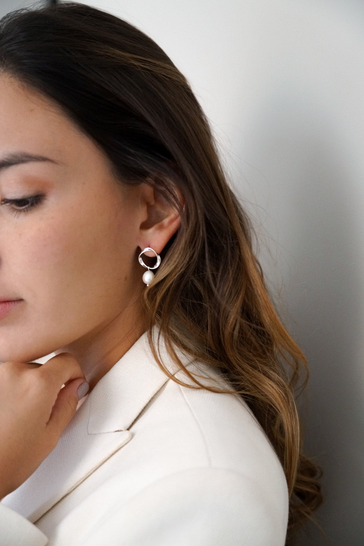 boucles d'oreilles ronde en forme de spirale avec comme pendentif une perle naturelle