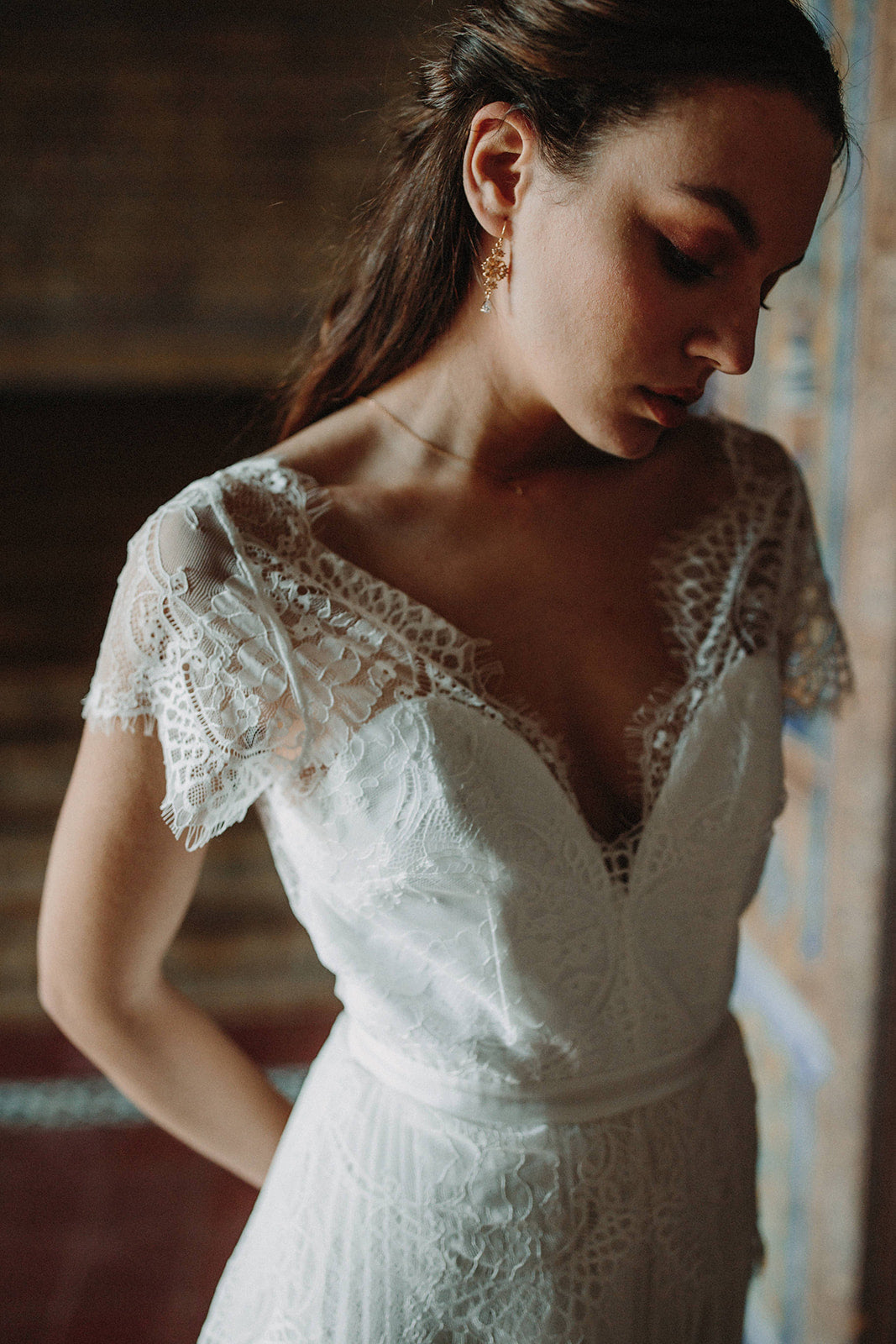 Mariée avec décolleté collier et boucles d'oreilles baroques