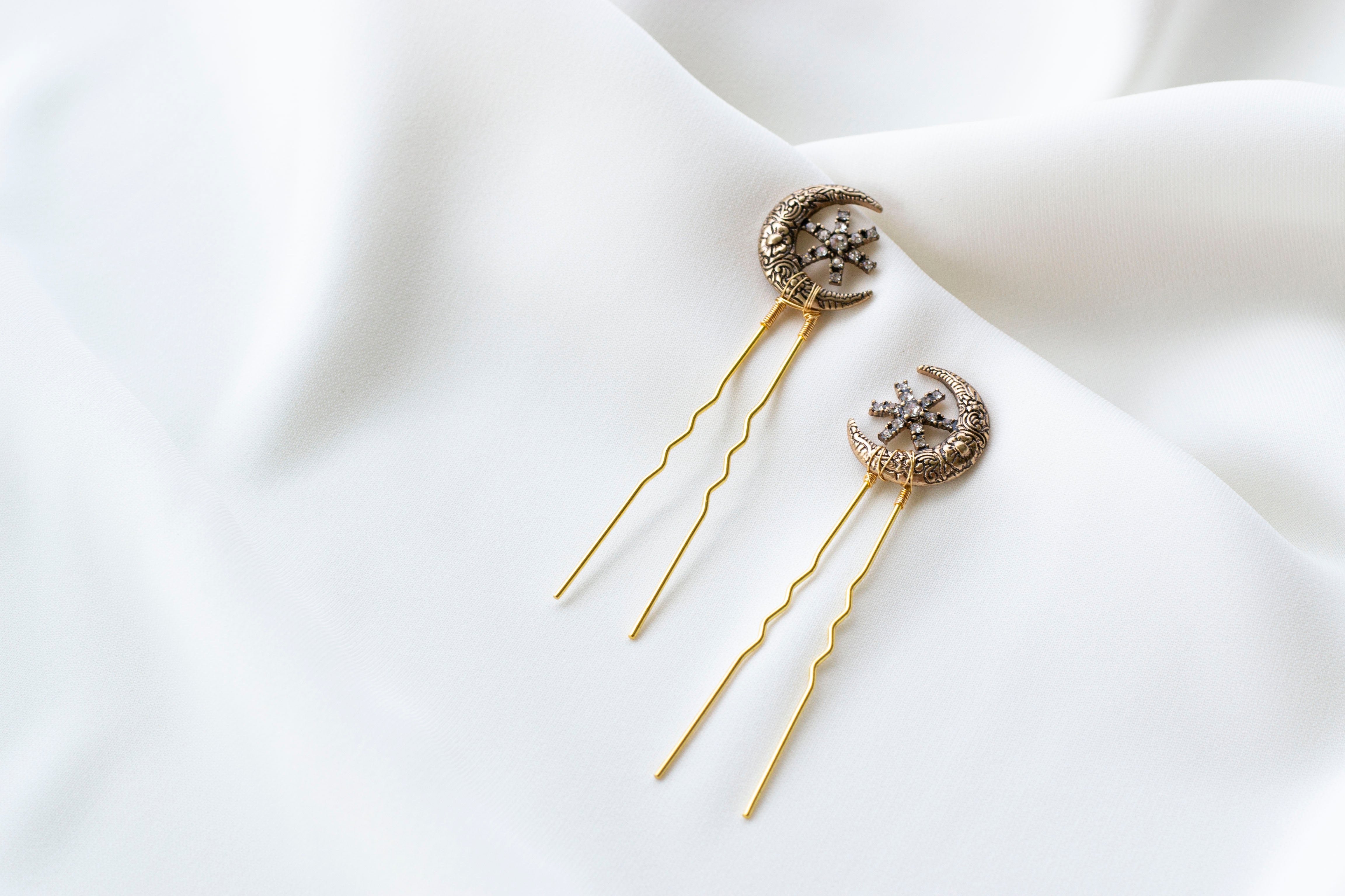 Pics à cheveux or effet vieilli avec lune gravée de motifs et étoile