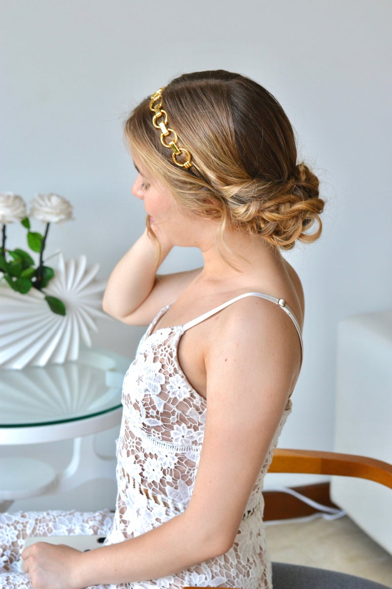 mariée en robe blanche à dentelle portant un headband à grande maille ajustable