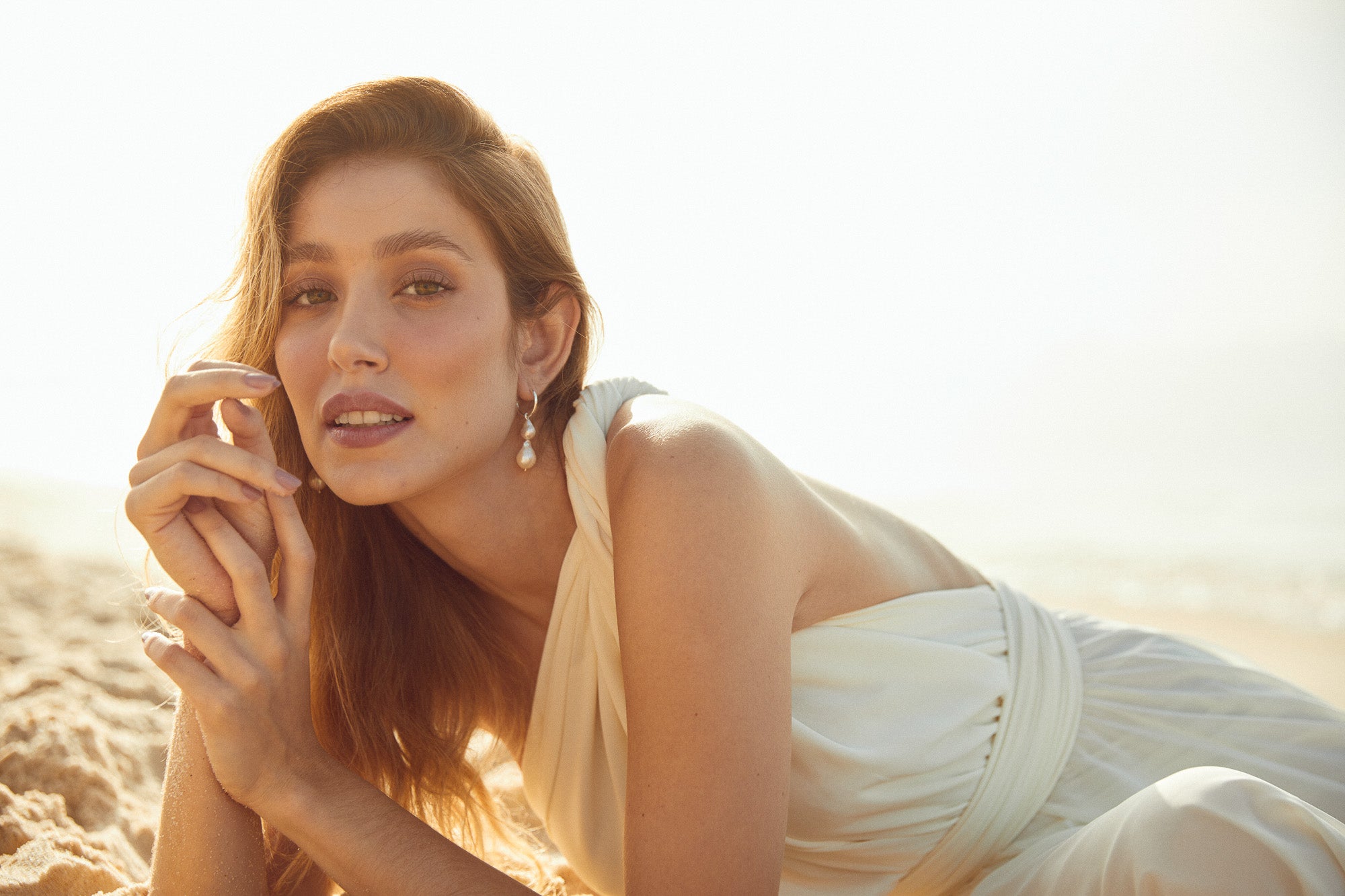 Mariée portant un paire de boucles d'oreilles pendantes à perles minimaliste à Rio