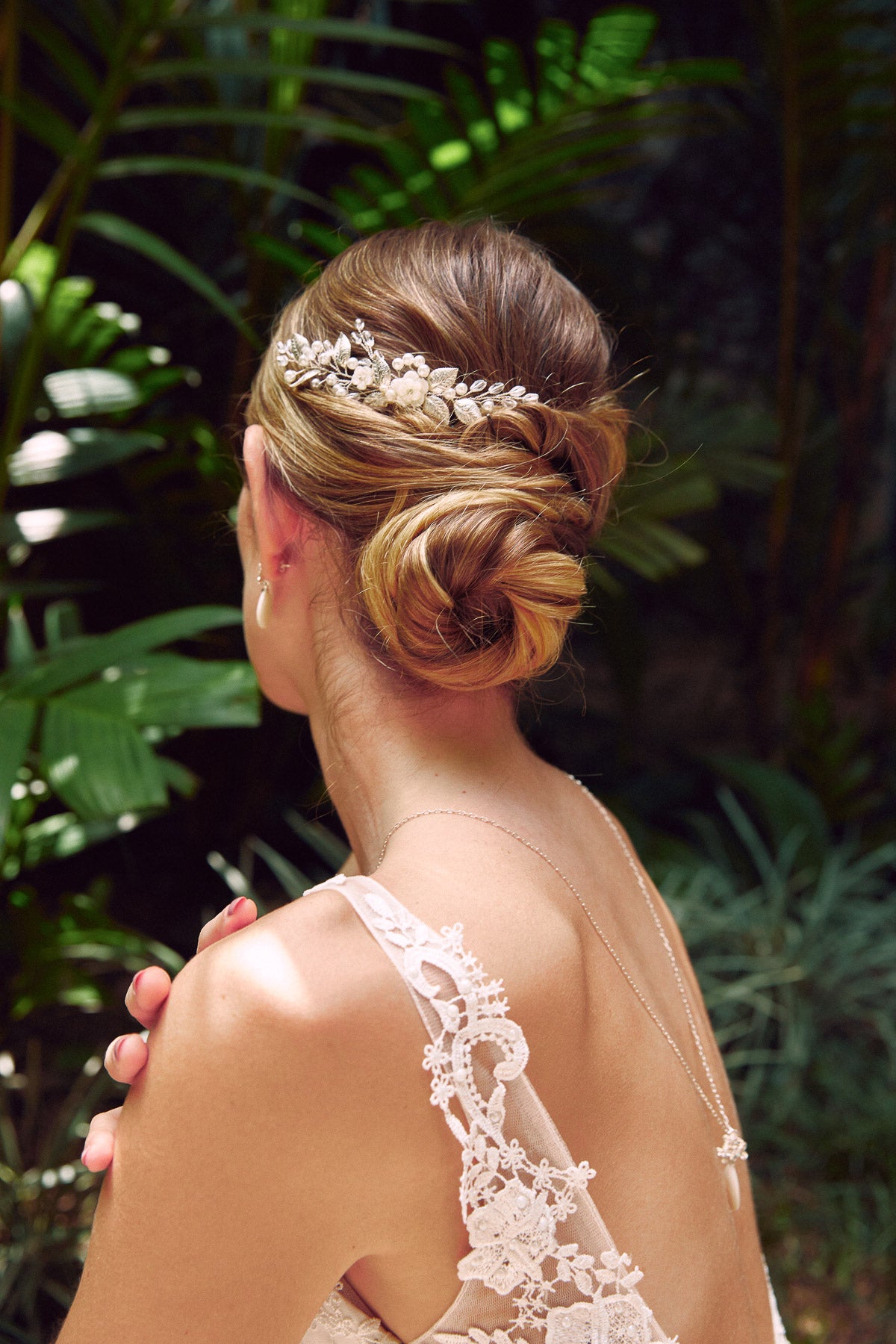 coiffure de mariage en chignon avec un peigne de cheveux