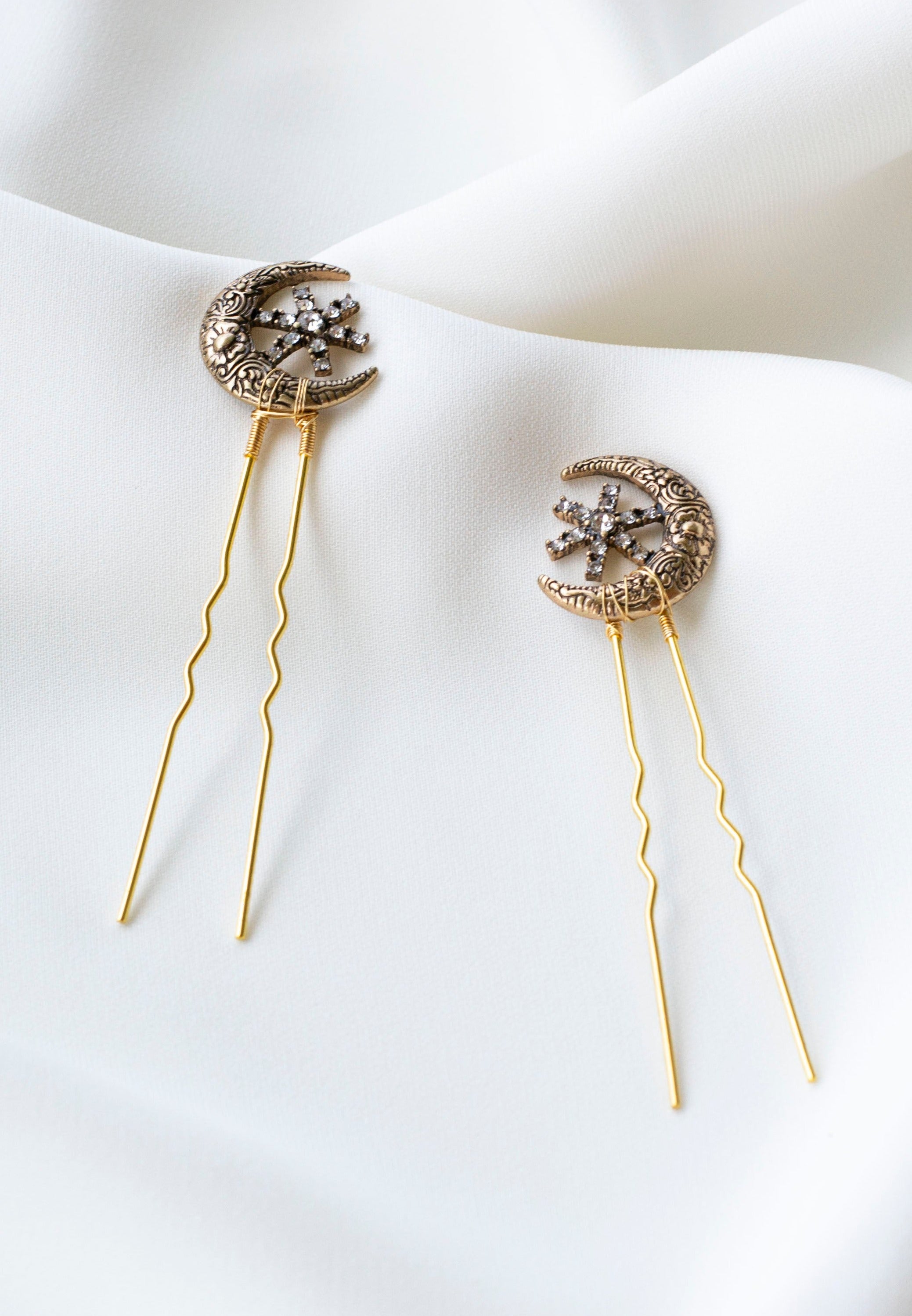 Pic à cheveux dorées effet vieilli lune et étoile