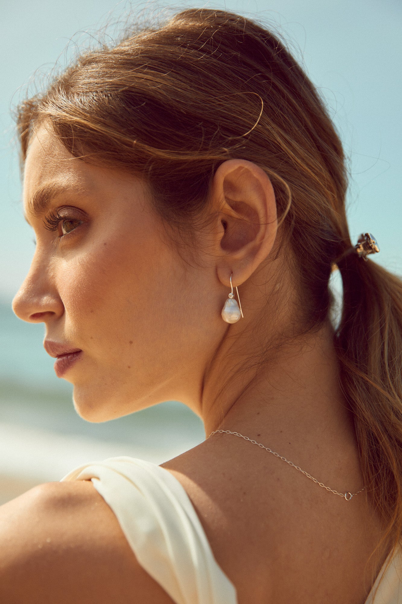 Boucle d'oreille bohème sur la plage