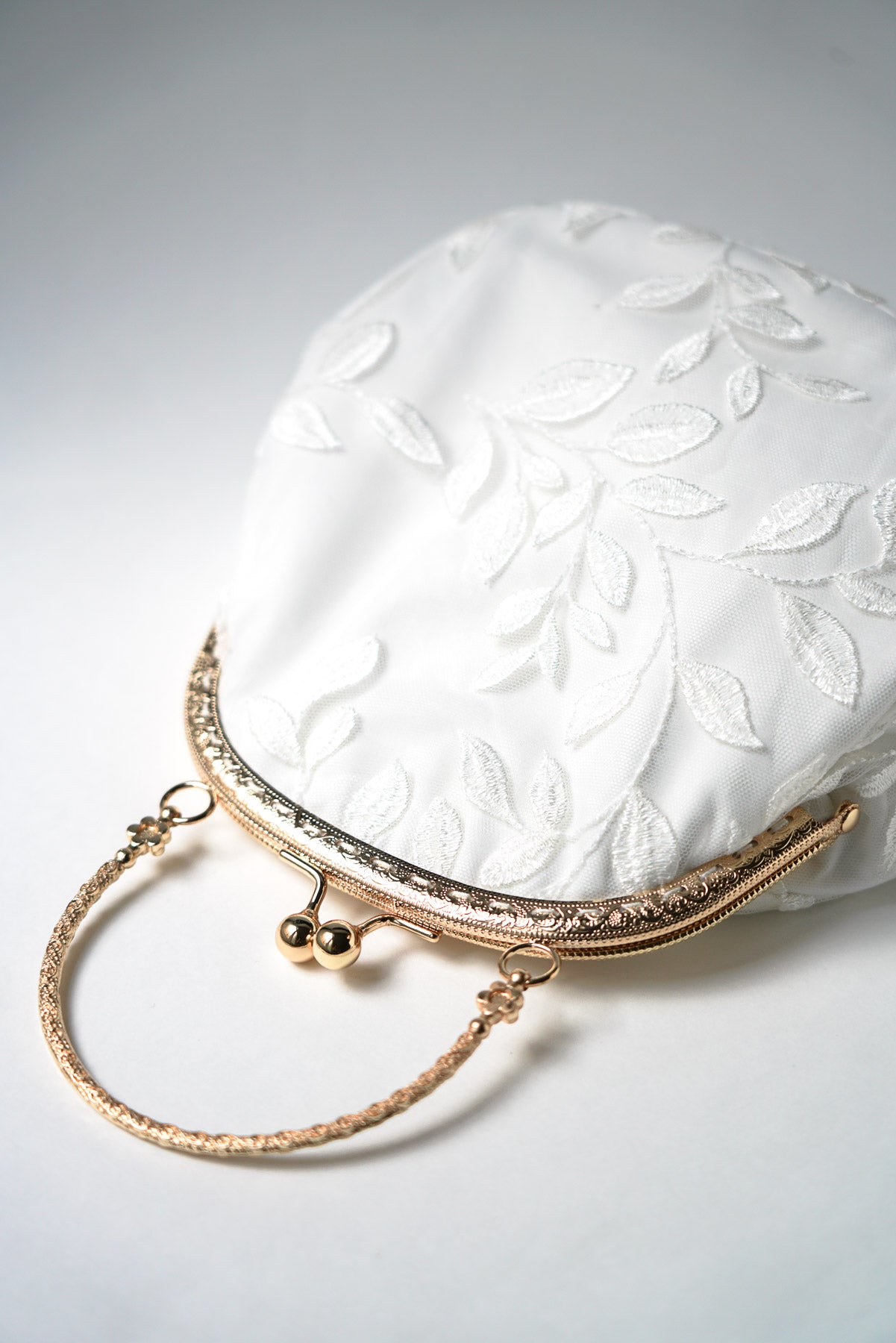 Sac de mariage blanc à feuilles brodées et fermoir or