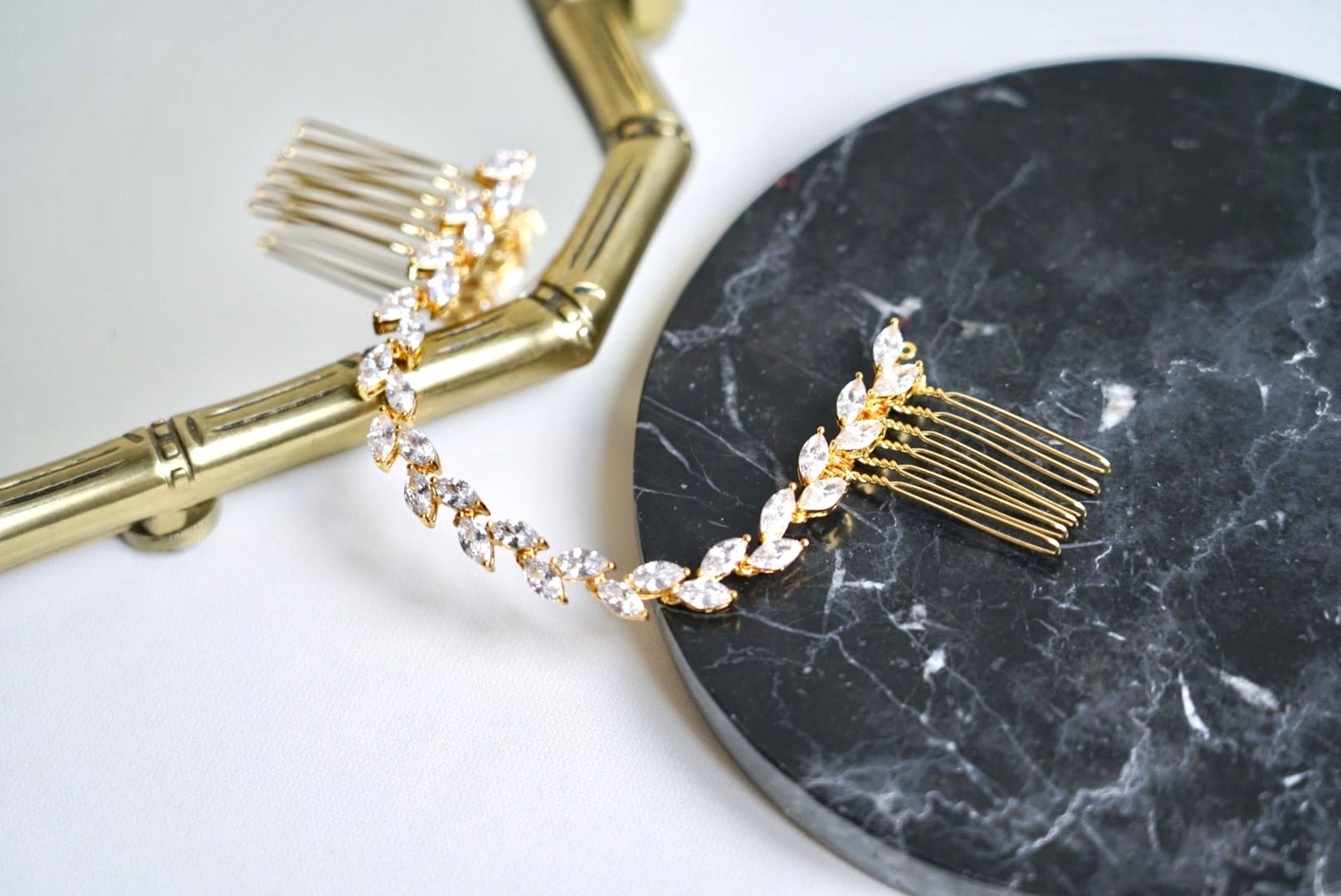 Vigne à cheveux dorée à cristaux pour mariée au style romantique, élégant et vintage