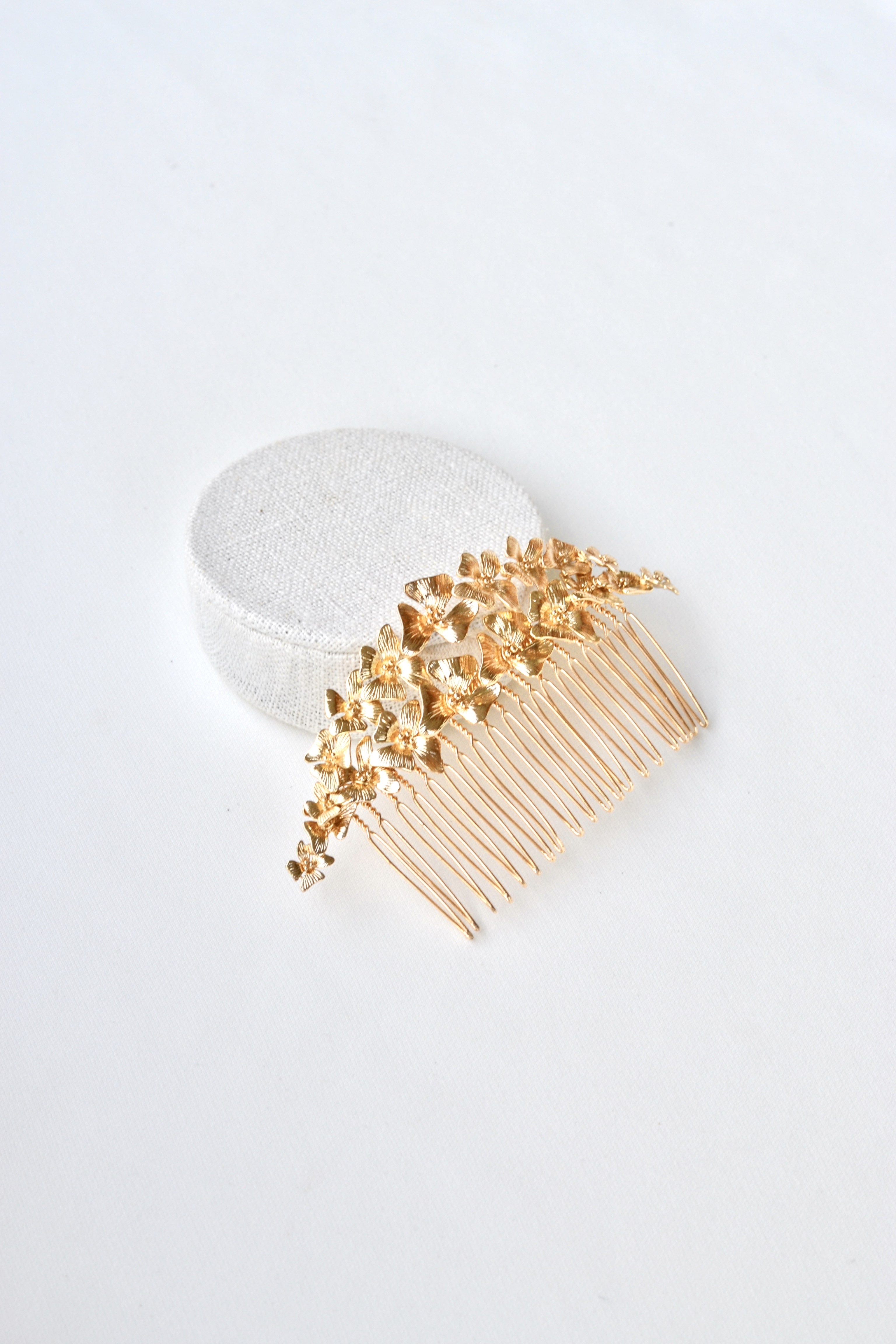 peigne de mariage bohème fait à la main avec 2 rangées de fleurs en or