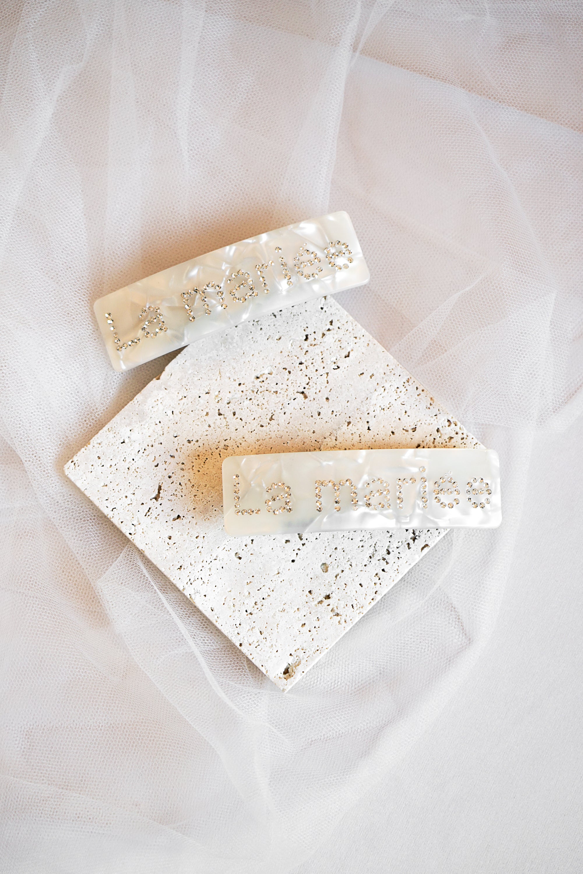 Barrettes balnches pour la mariee avec des cristaux