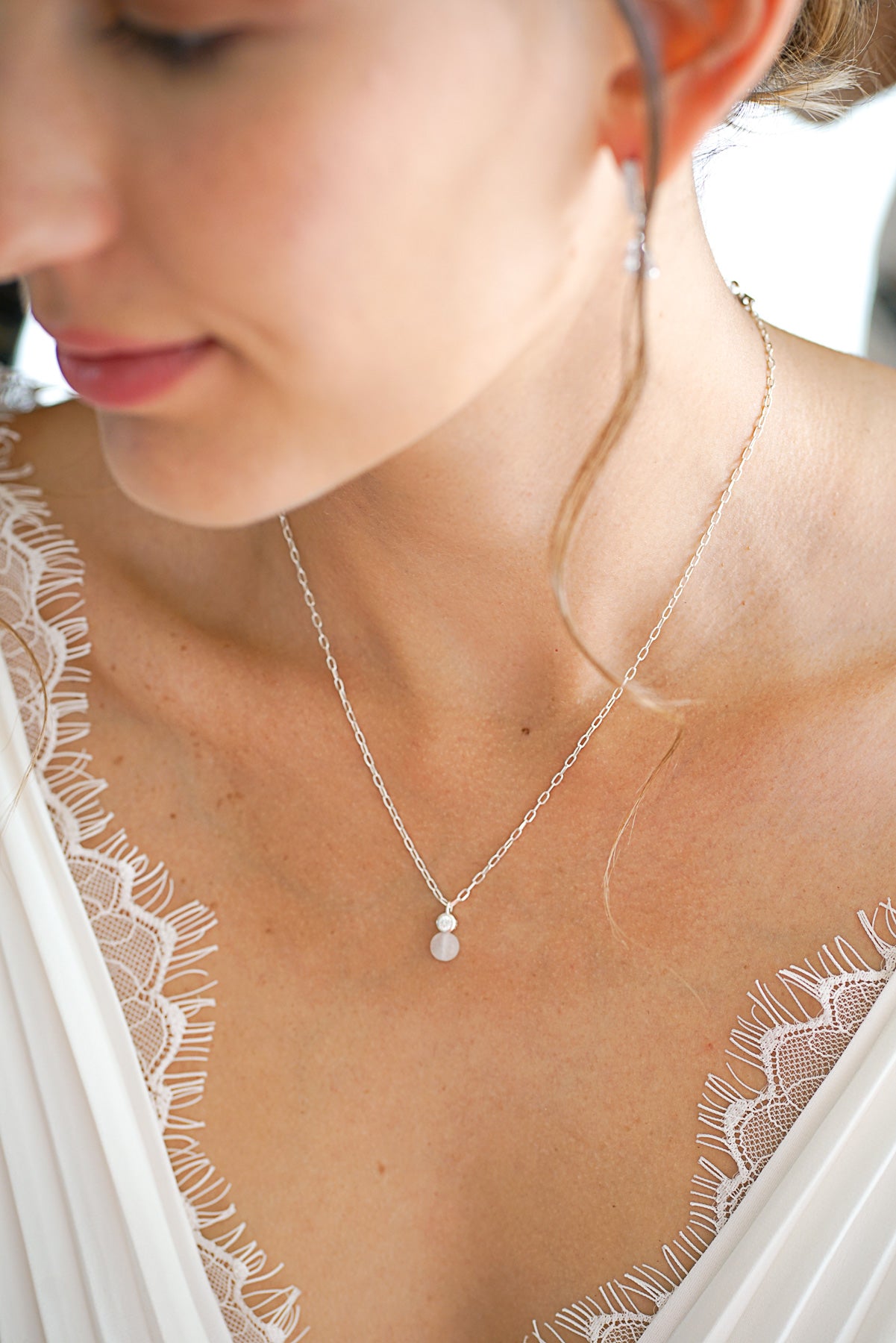 collier de mariage long porté par une mariée souriante
