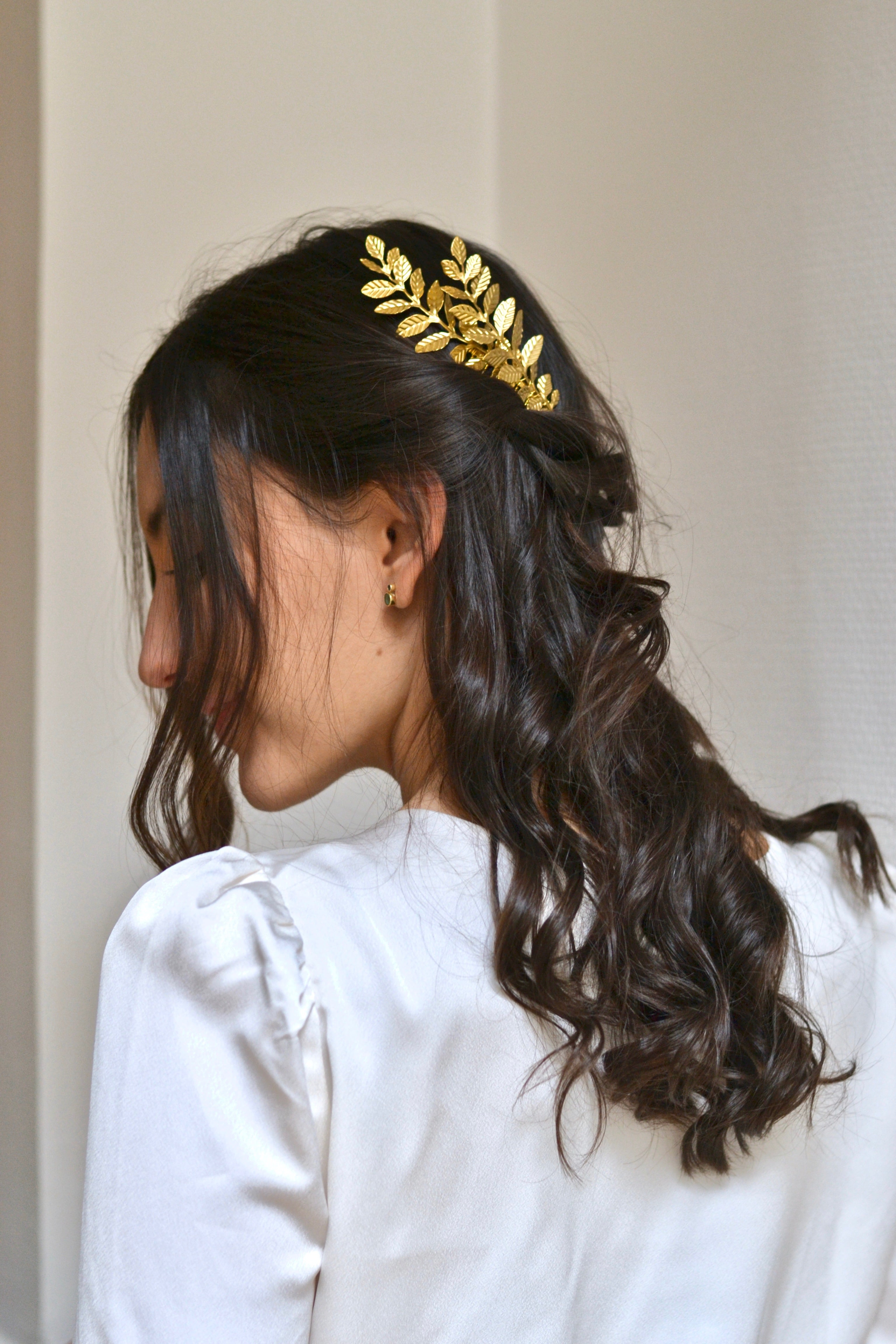 Mariée avec un style grecque, mythologique, déesse, portant un peigne doré à feuilles de laurier