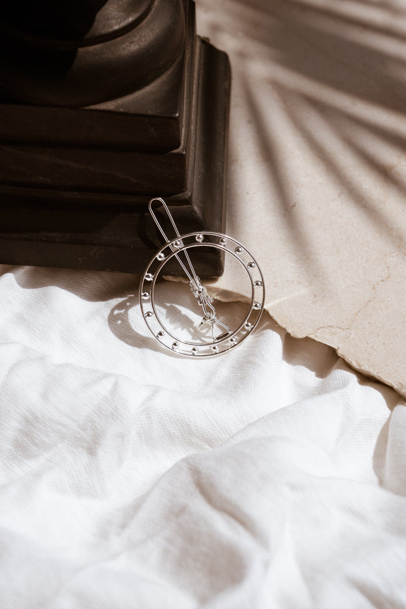 Barrette argent à double anneaux reliés par des billes argentées