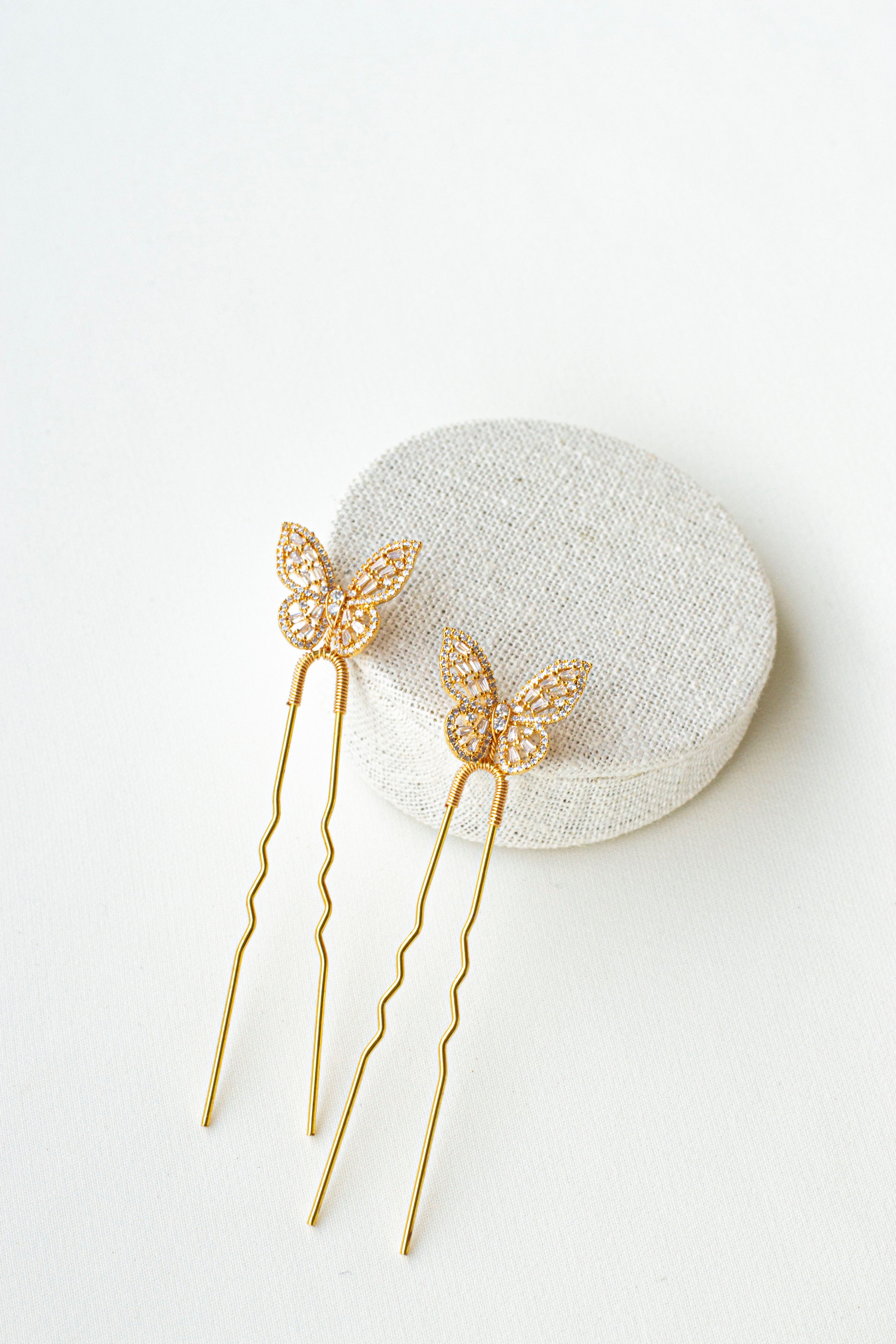 pic de cheveux pour chignon mariage sur un fond blanc