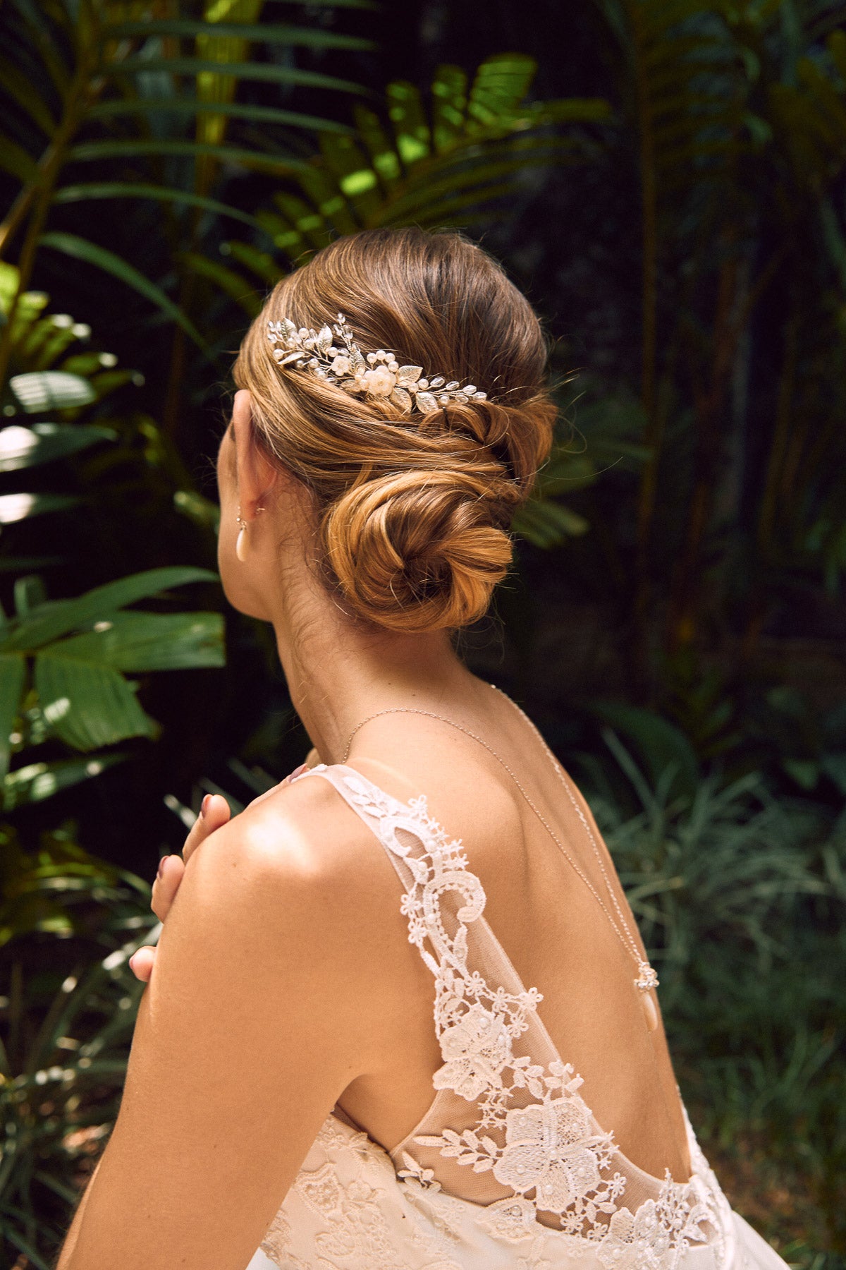 mariée de dos coiffée avec un chignon bas rond blond