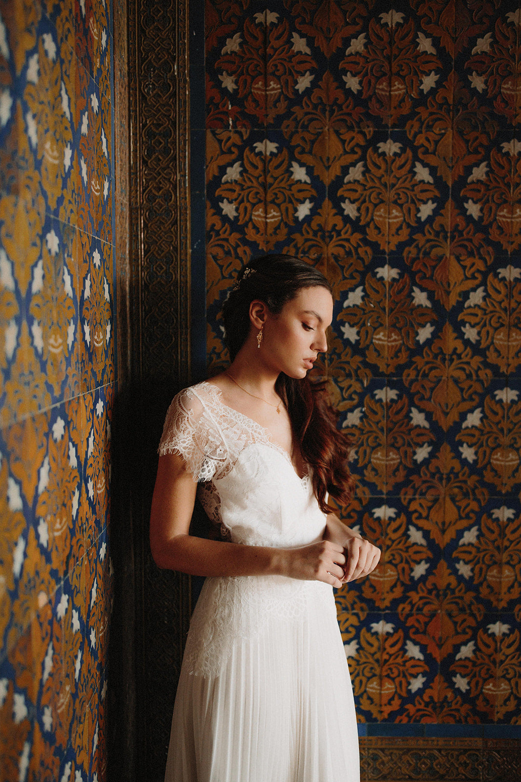 Femme mariée avec robe de mariage et bijoux au style baroque