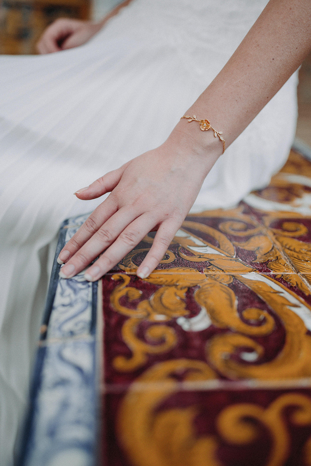 bracelet de mariage en or avec un pendentif fleur et des feuilles en diament
