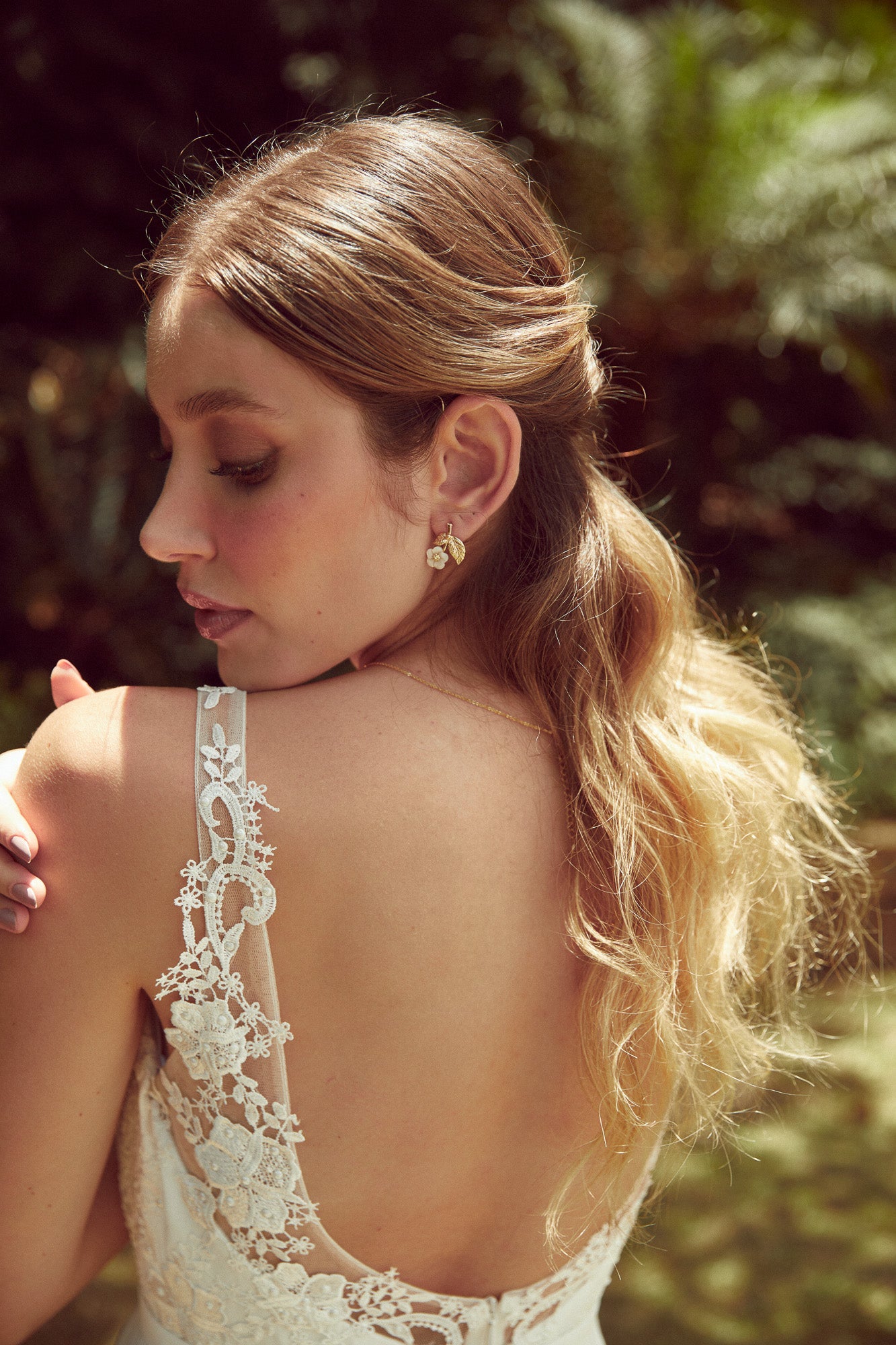 Boucles d'oreilles fleuries avec fleur en nacre