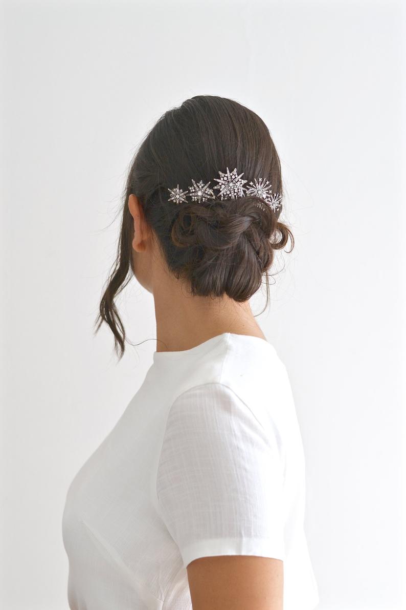 peigne mariage en étoile sur un chignon d'une mariée en robe blanche