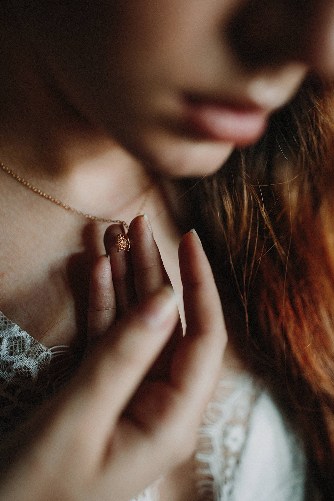 mariée tenant son collier de mariage dans les mains