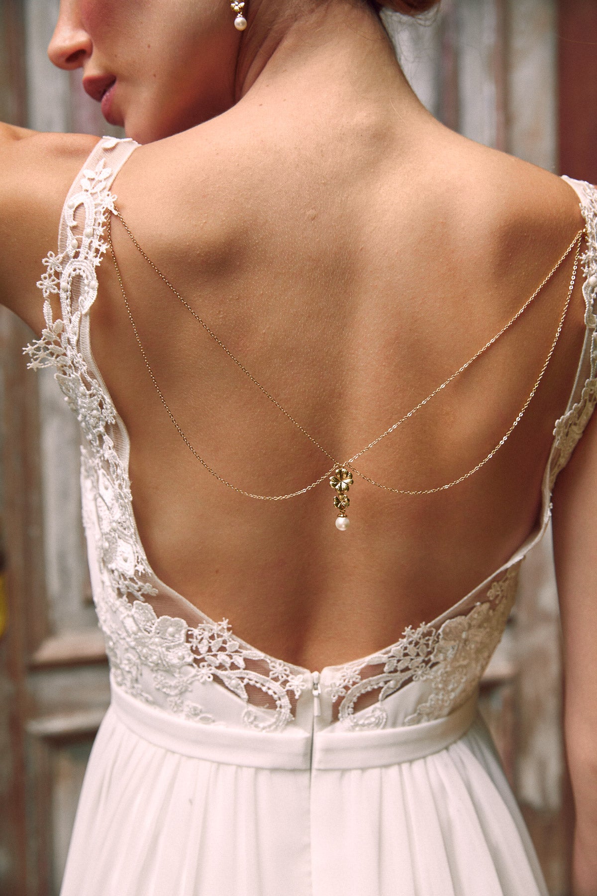 Collier pour dos de mariee nu et mariage floral