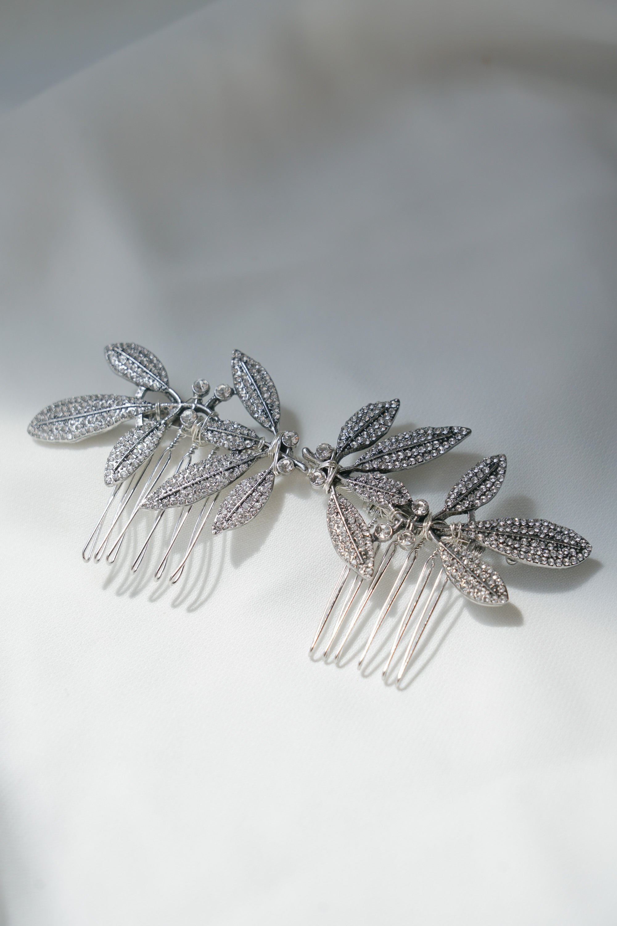 peigne de mariage pour coiffure en forme de feuillage argentée