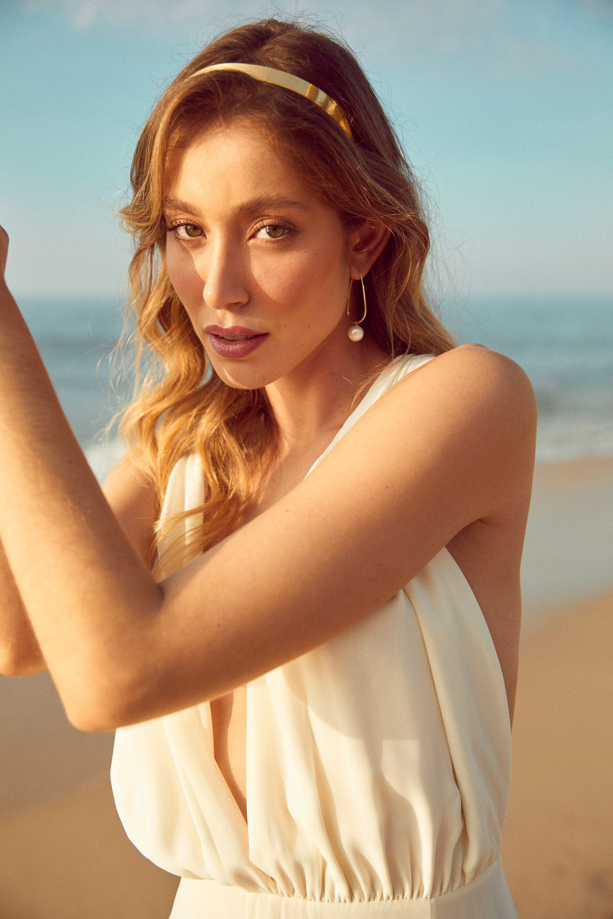 mariée portant une paire de boucles d'oreilles mariage minimaliste en forme ovale avec une perle naturelle