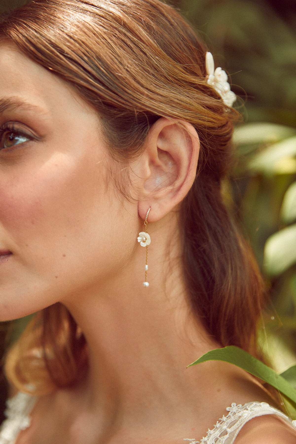 Boucles d'oreilles pendantes fleur nacre et chaines