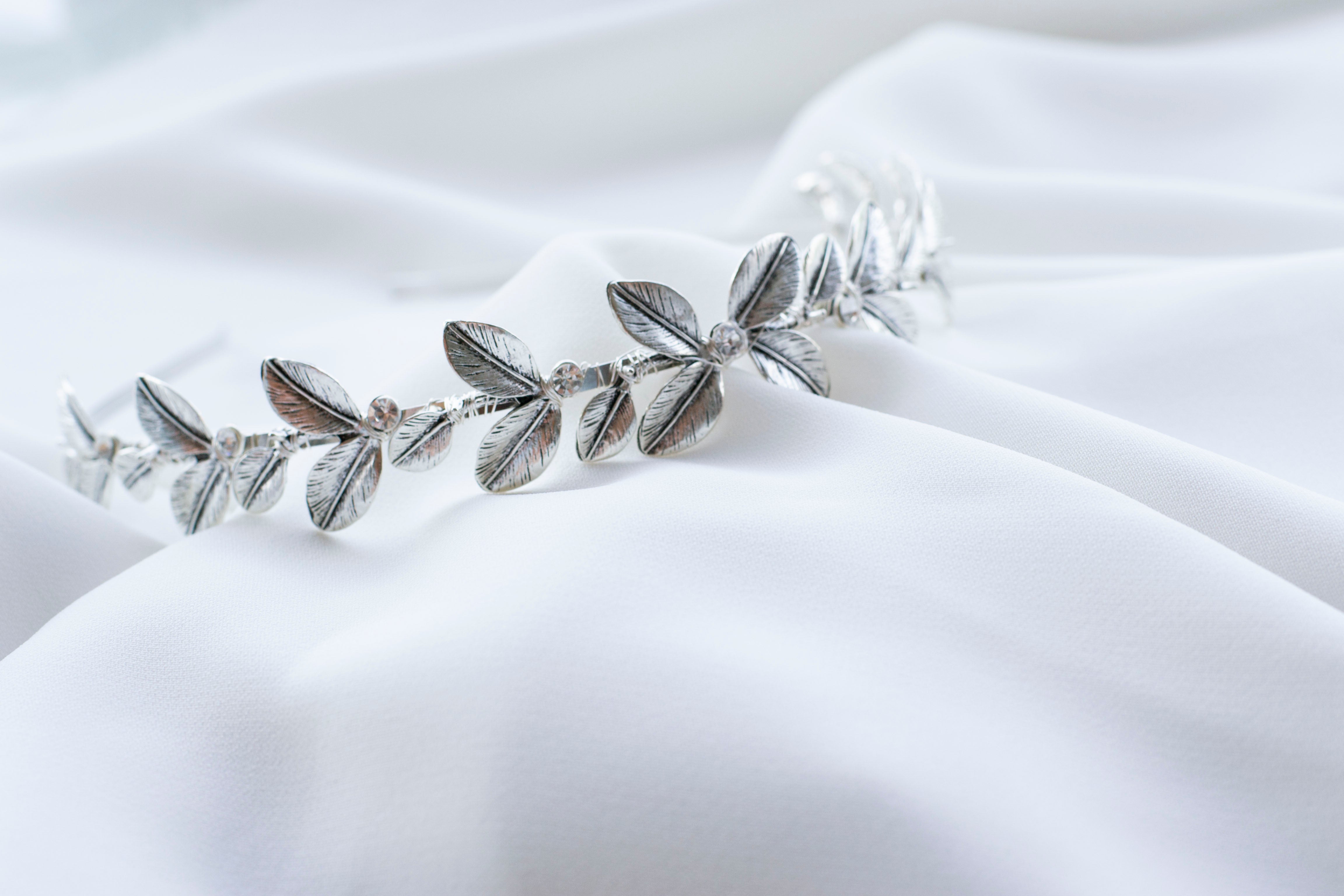 Couronne de mariage bohème et élégant à feuilles argentées et cristaux