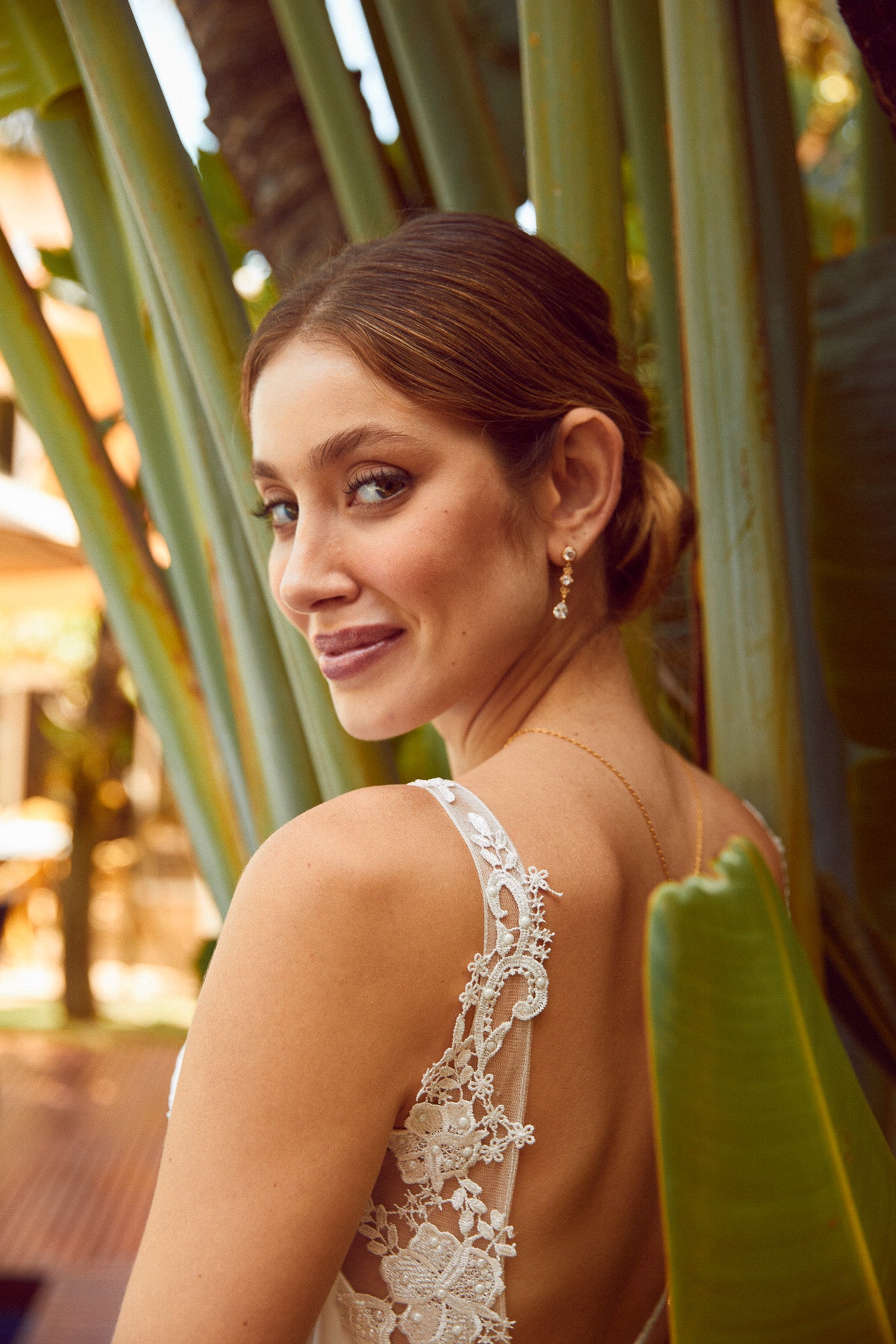 marée portant des boucles d'oreilles pendantese et un chignon bohème