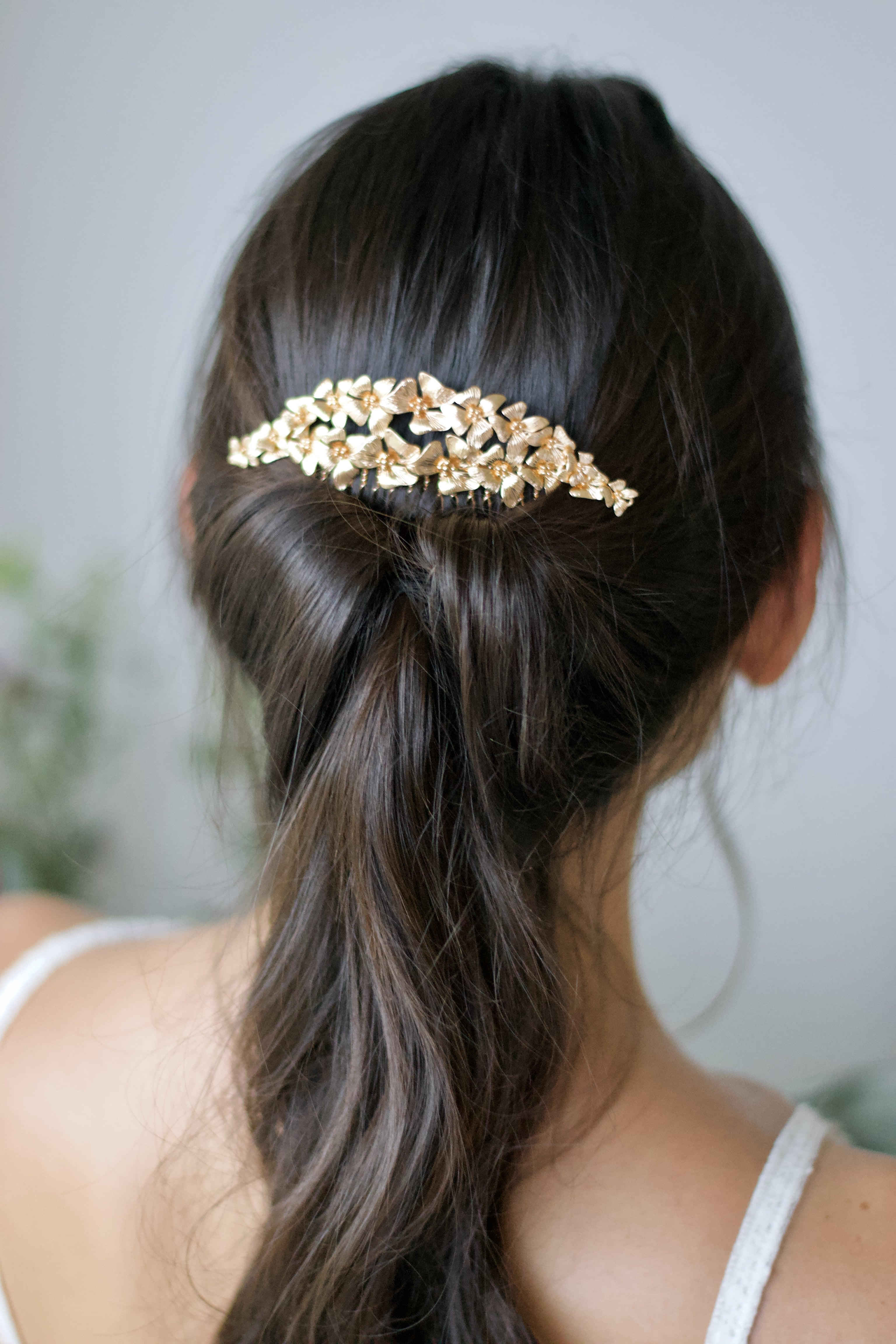 peigne mariage pris de près sur la coiffure d'une mariée au moment des préparatifs du mariage