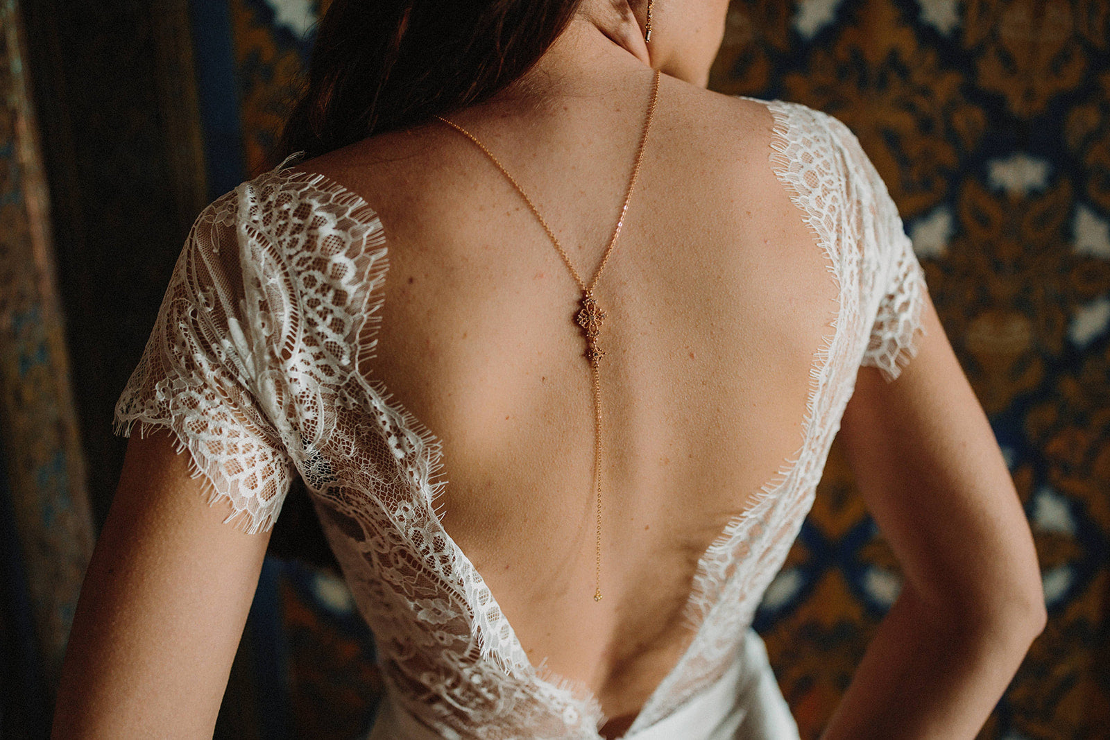 mariage à Séville avec la mariée portant sa robe blanche et un collier de dos vintage