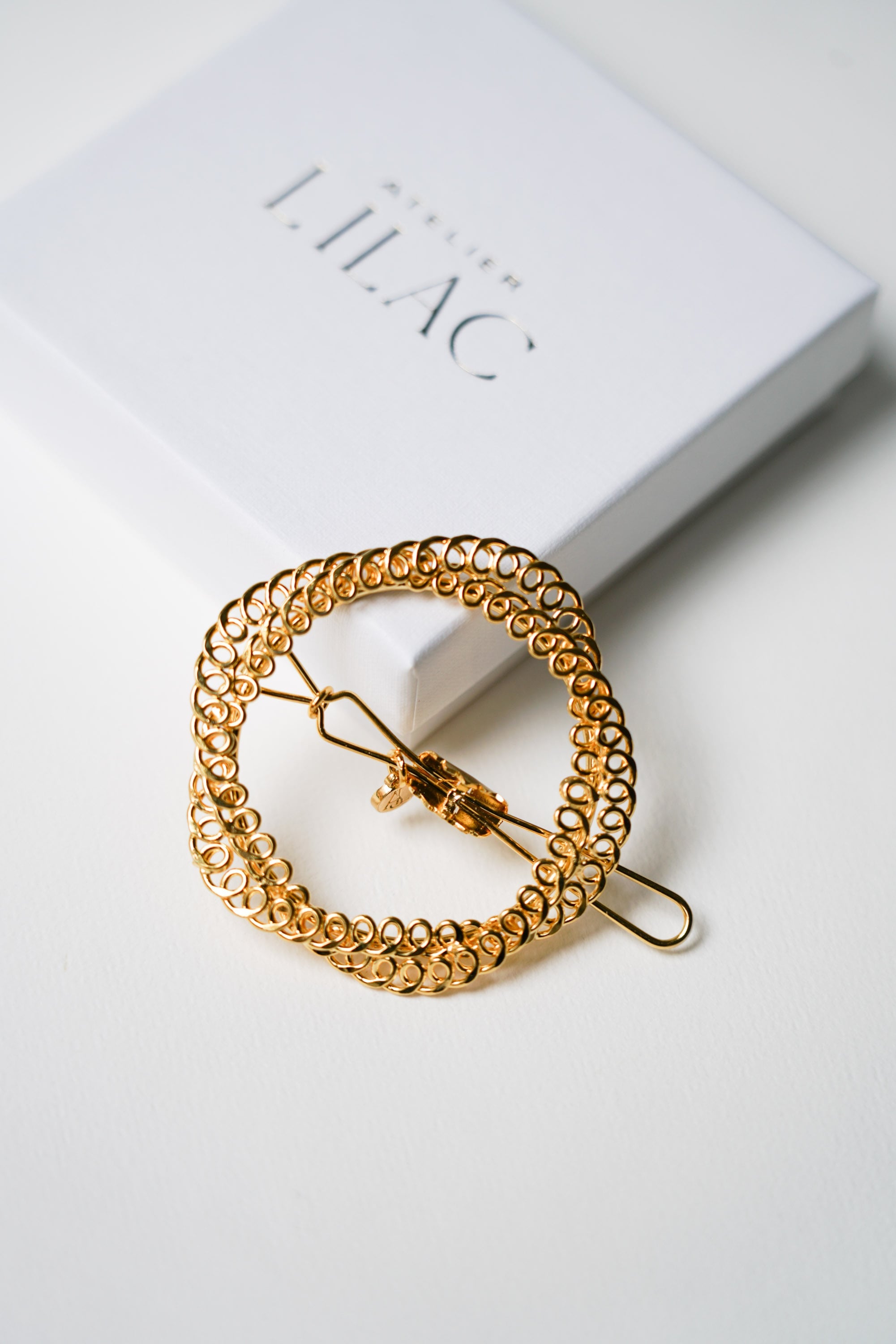 Barrette en forme de double cercles torsadés dorés