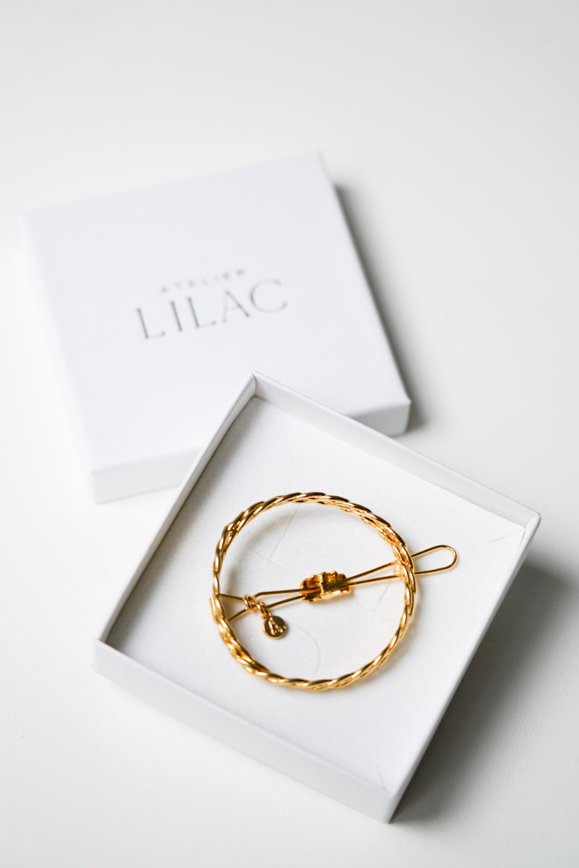 cadeau mariage barrette en or tressé dans sa boîte blanche pour la mariée