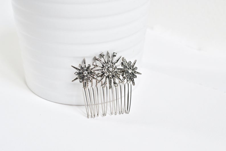 peigne de mariage celeste avec 3 étoiles en argent sur un fond blanc