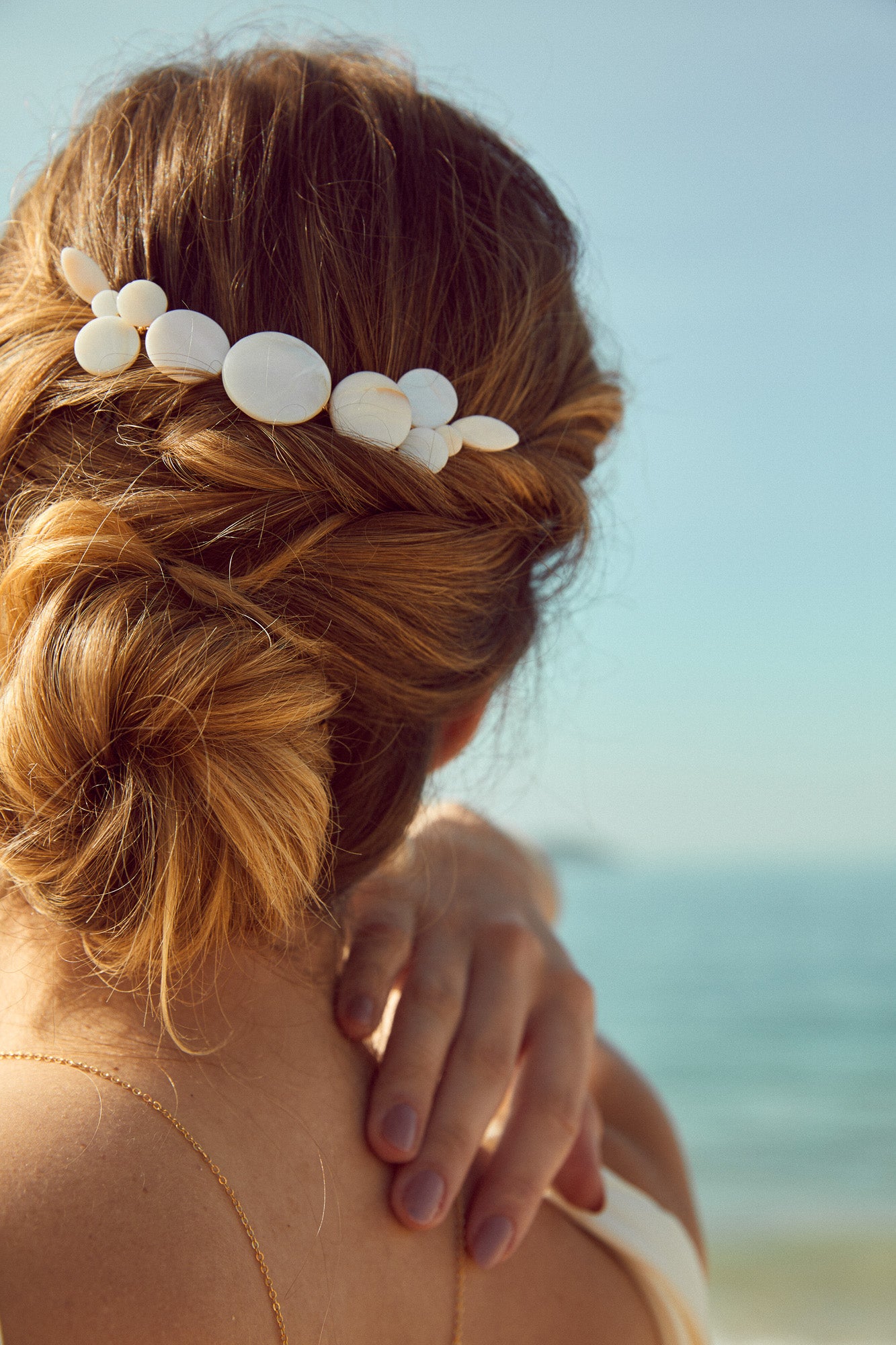 Mariée portant un peigne de mariage moderne et élégant en nacre vu de près