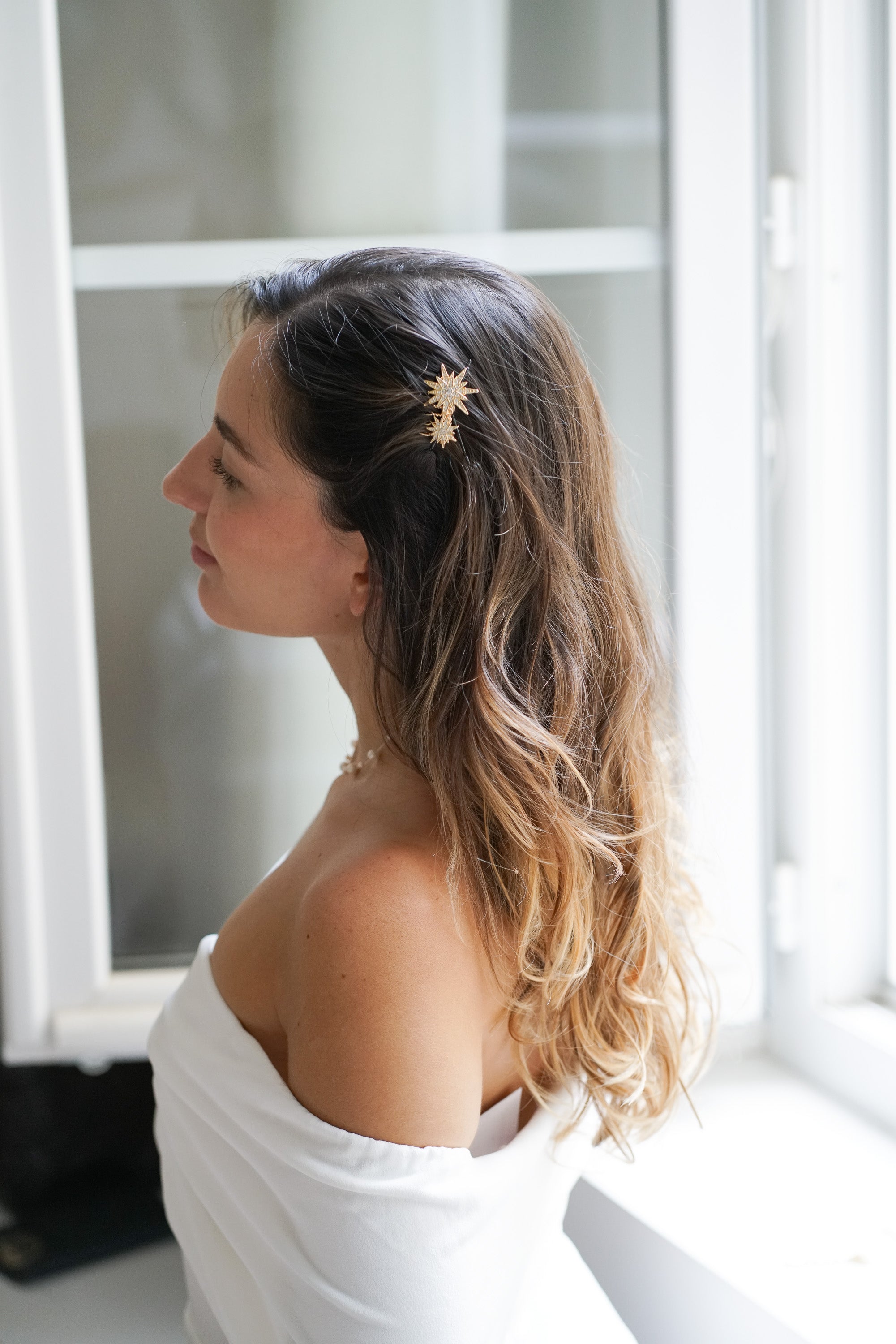 Mariée portant peigne mariage celeste avec deux étoiles orné de strass