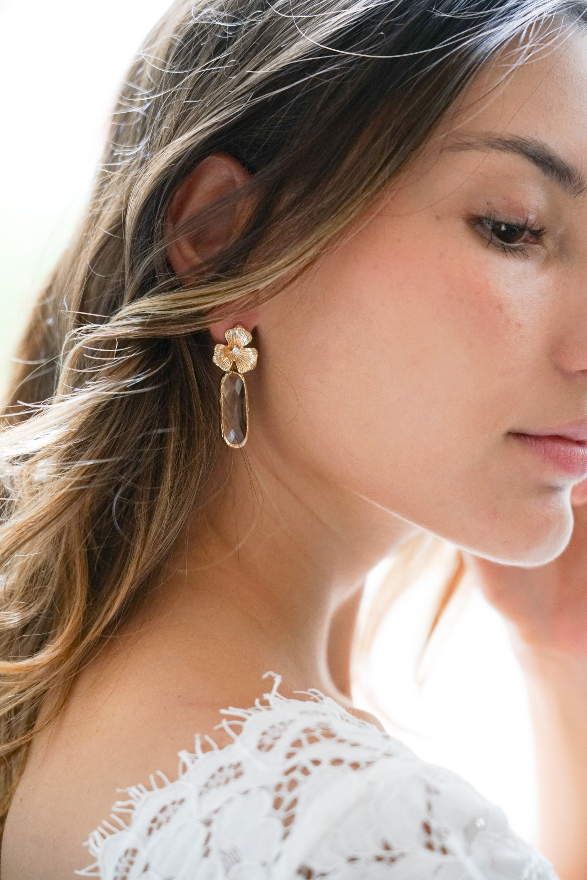 boucles d'oreilles mariage avec une cristal transparent et une fleur en or