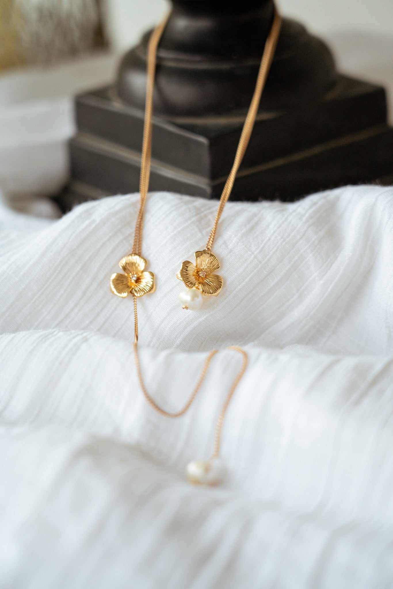 Collier de dos à fleurs et perles naturelles