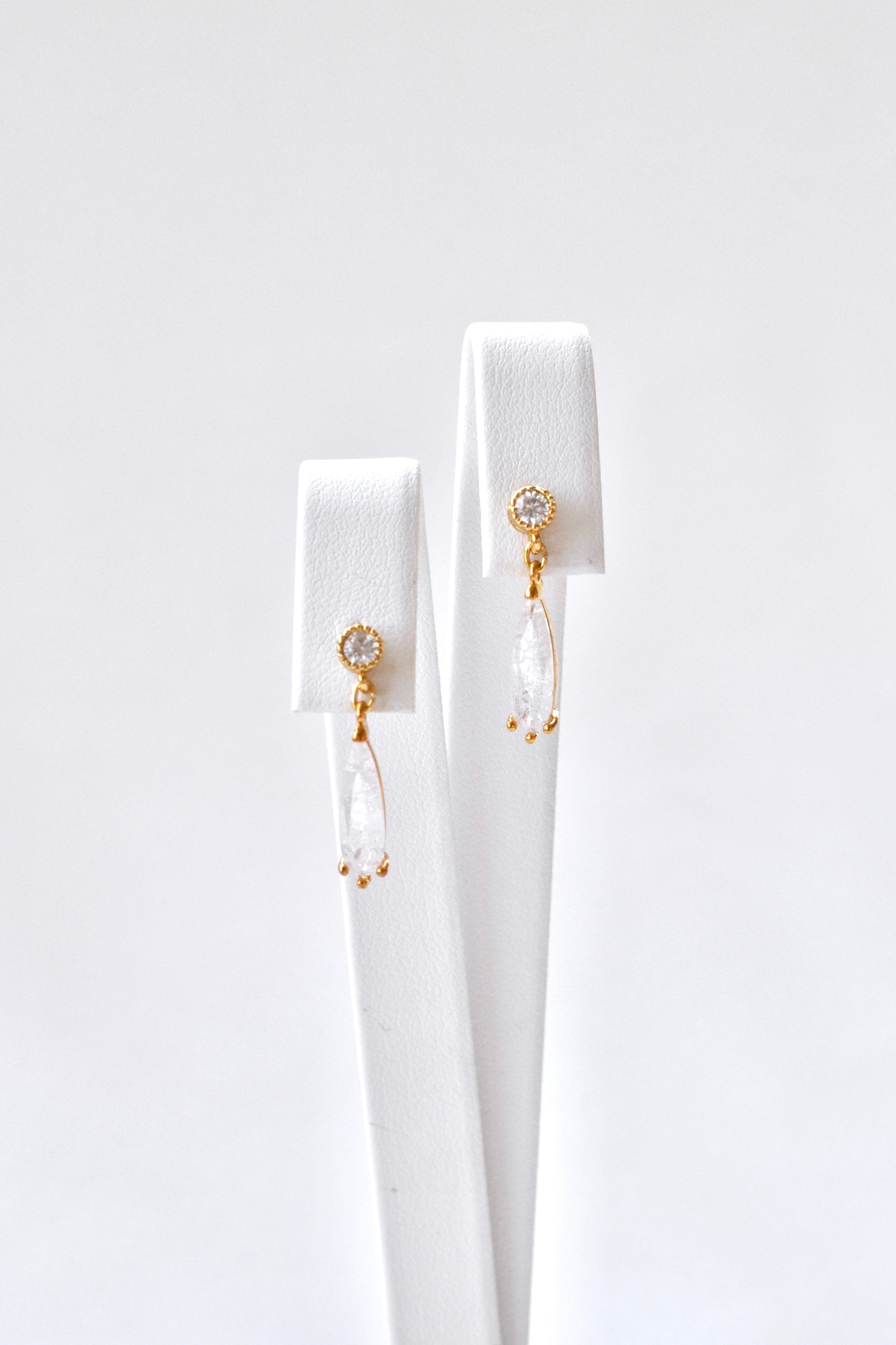 Boucles d'oreilles pendantes courtes en cristaux transparents
