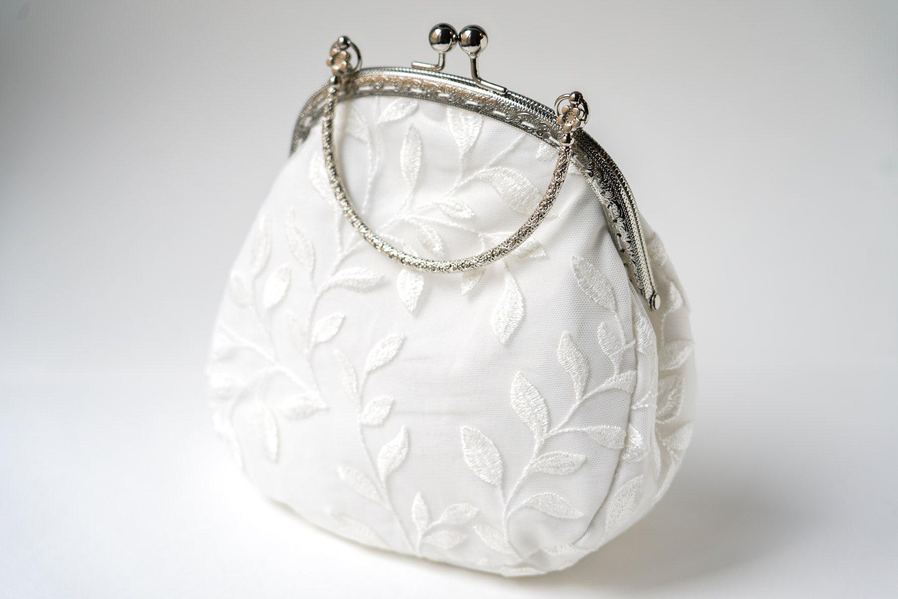 Pochette de mariage avec motif de feuilles pour mariage boheme et romantique