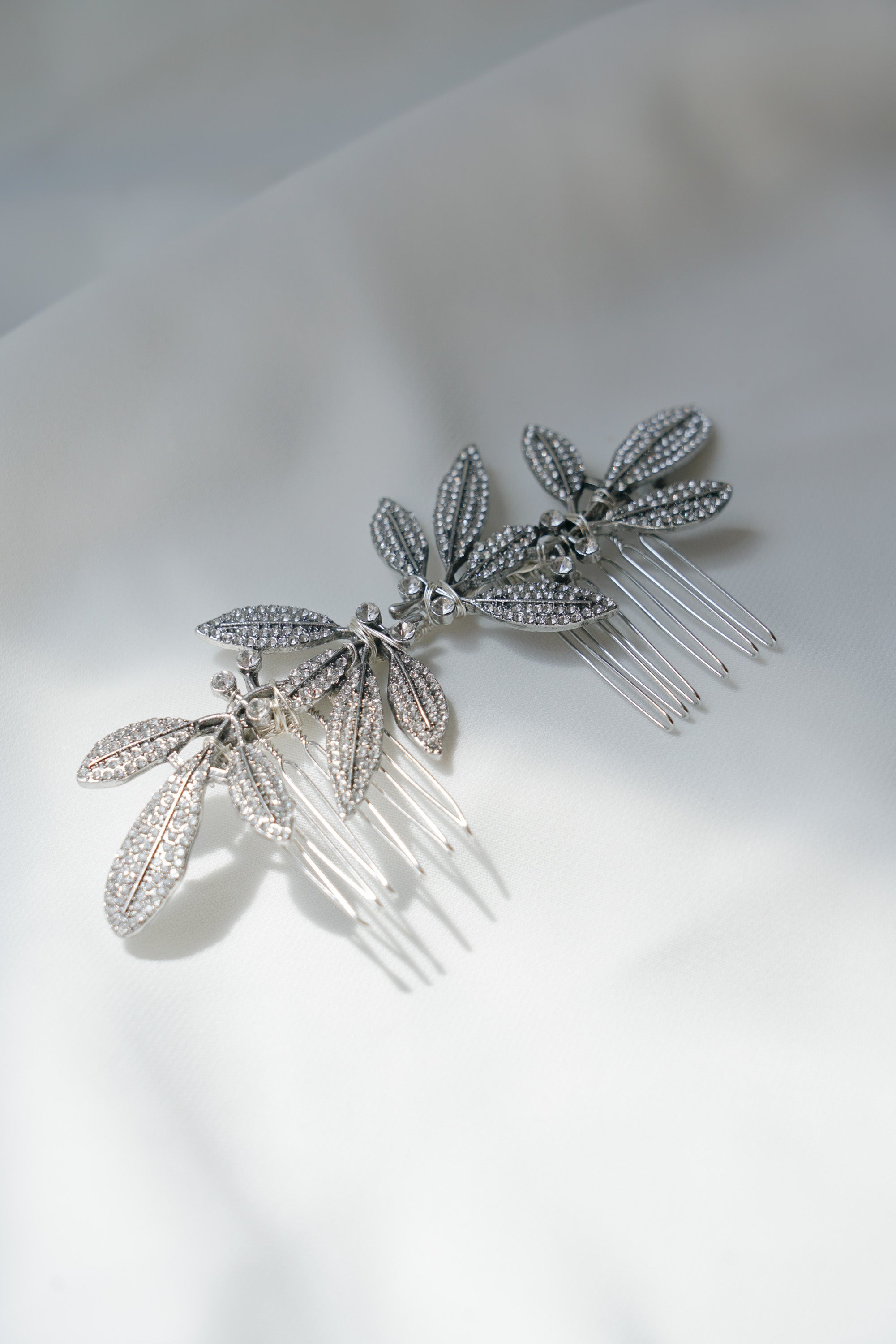 peigne de mariage pour une coiffure vintage argentée