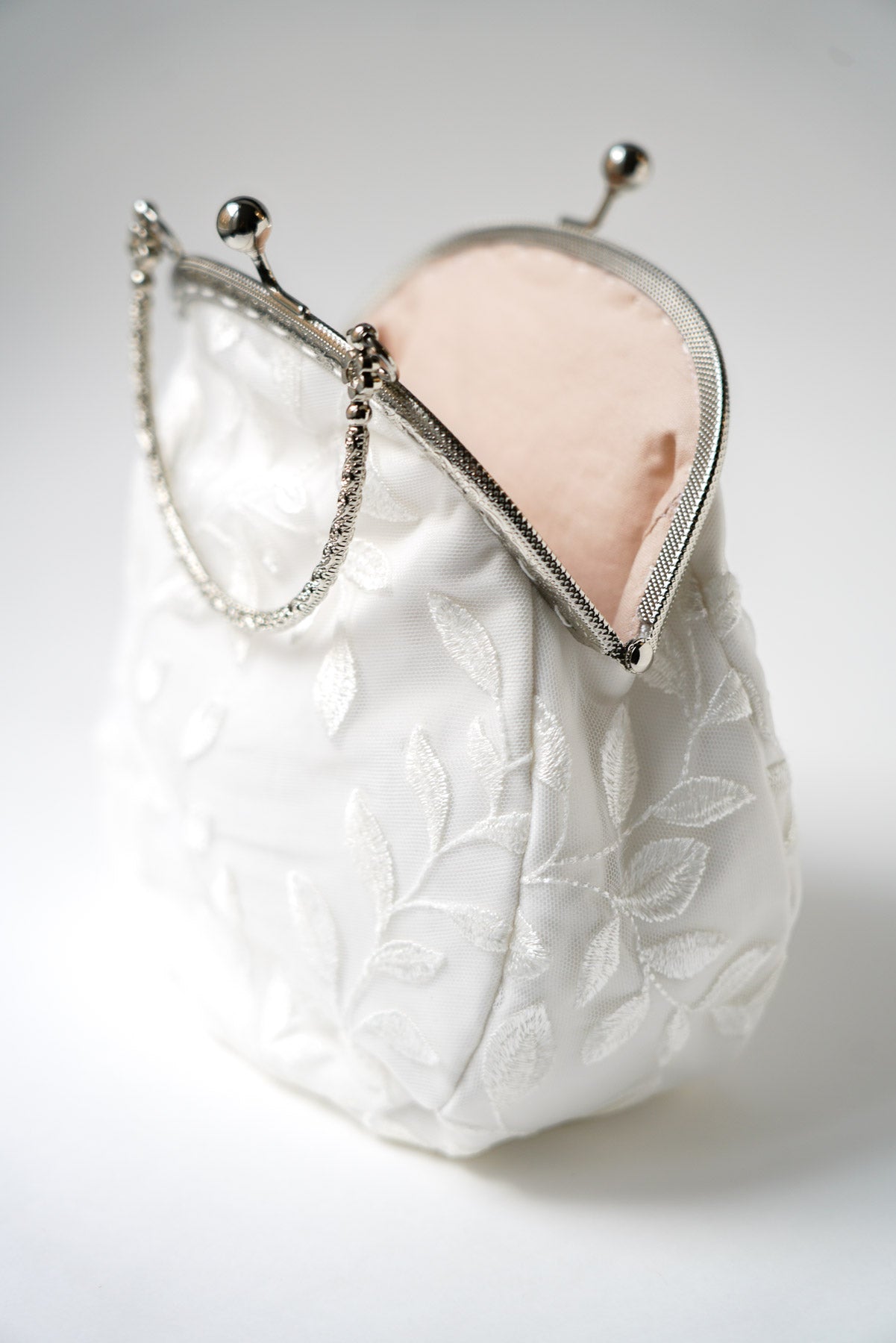 Pochette de mariée boheme et romantique avec anse en argent et ivoire