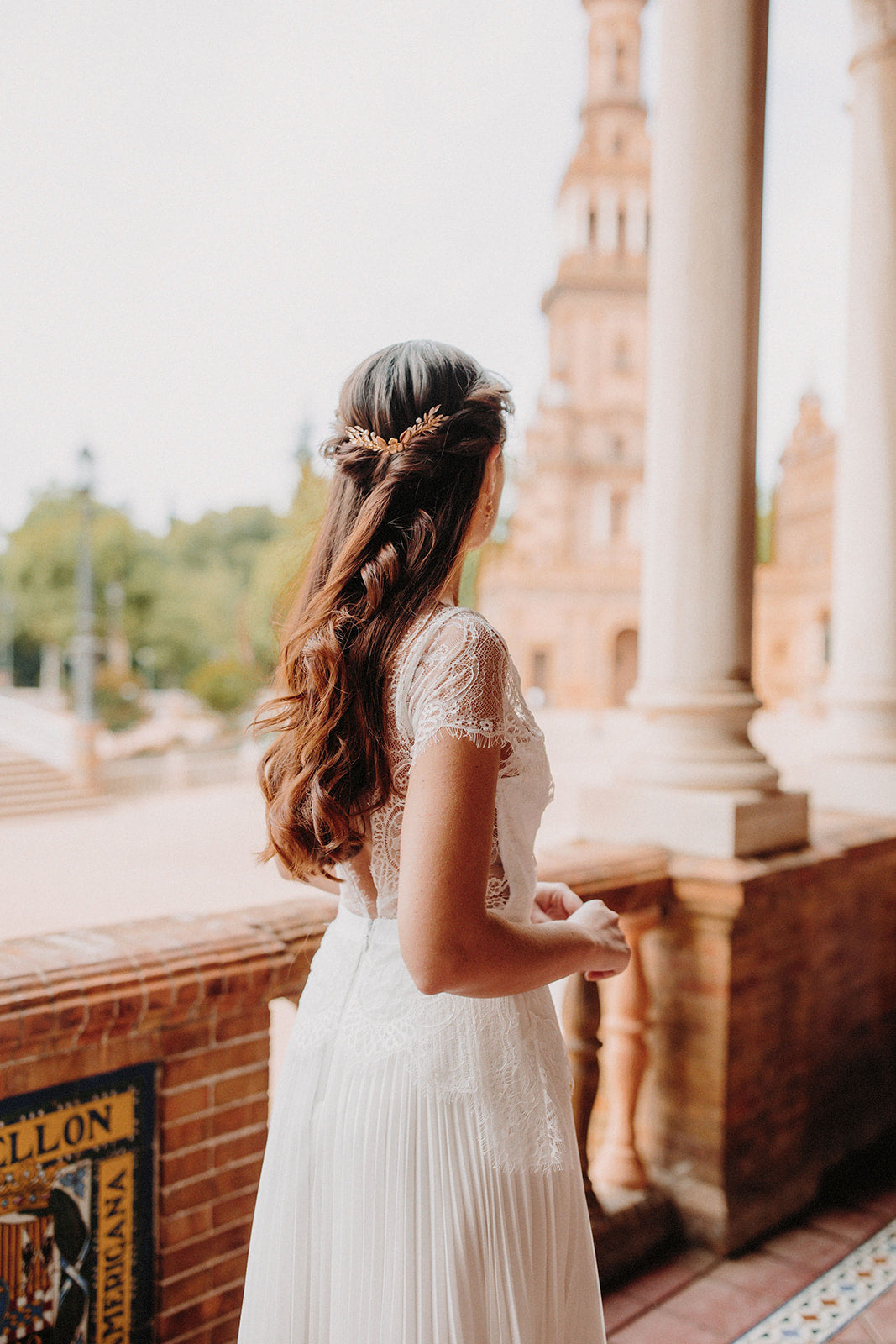 Mariée au style bohème portant un peigne floral doré