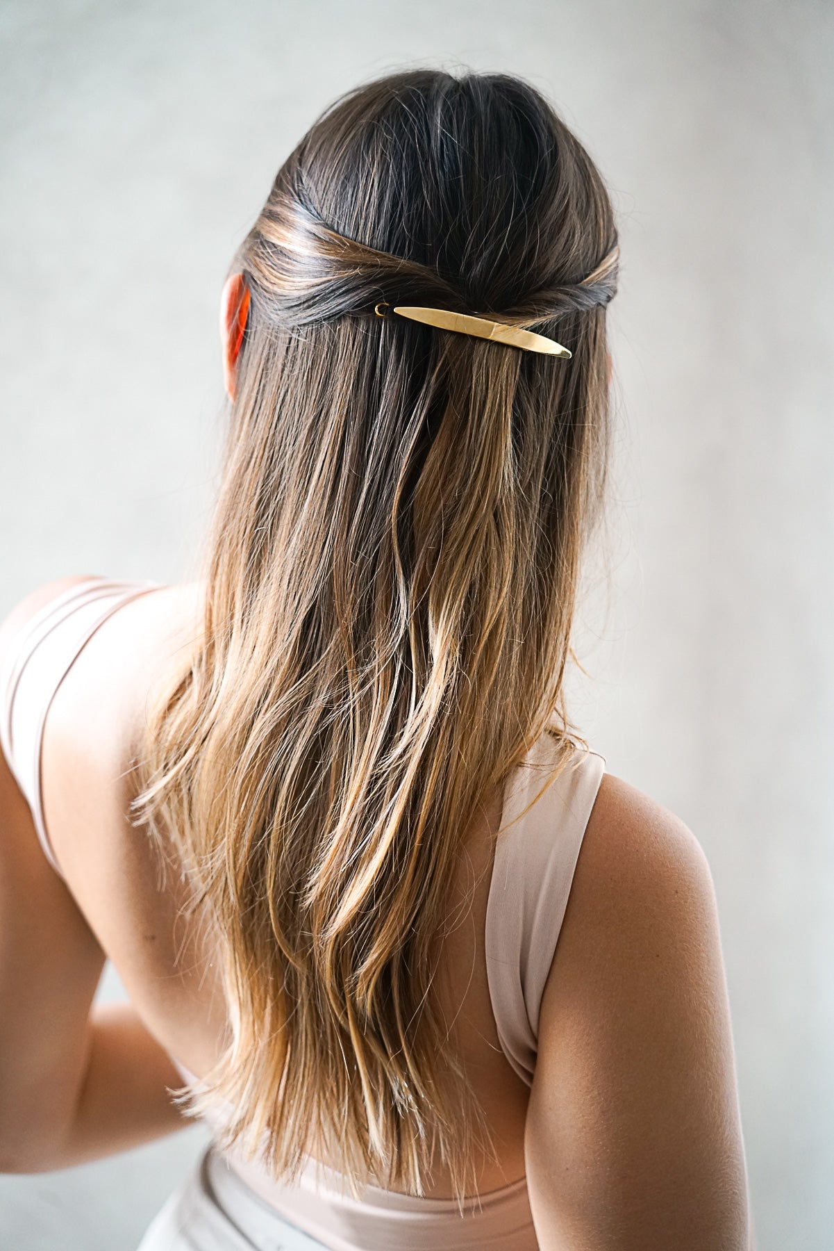 Mariée avec une barrette ovale doré